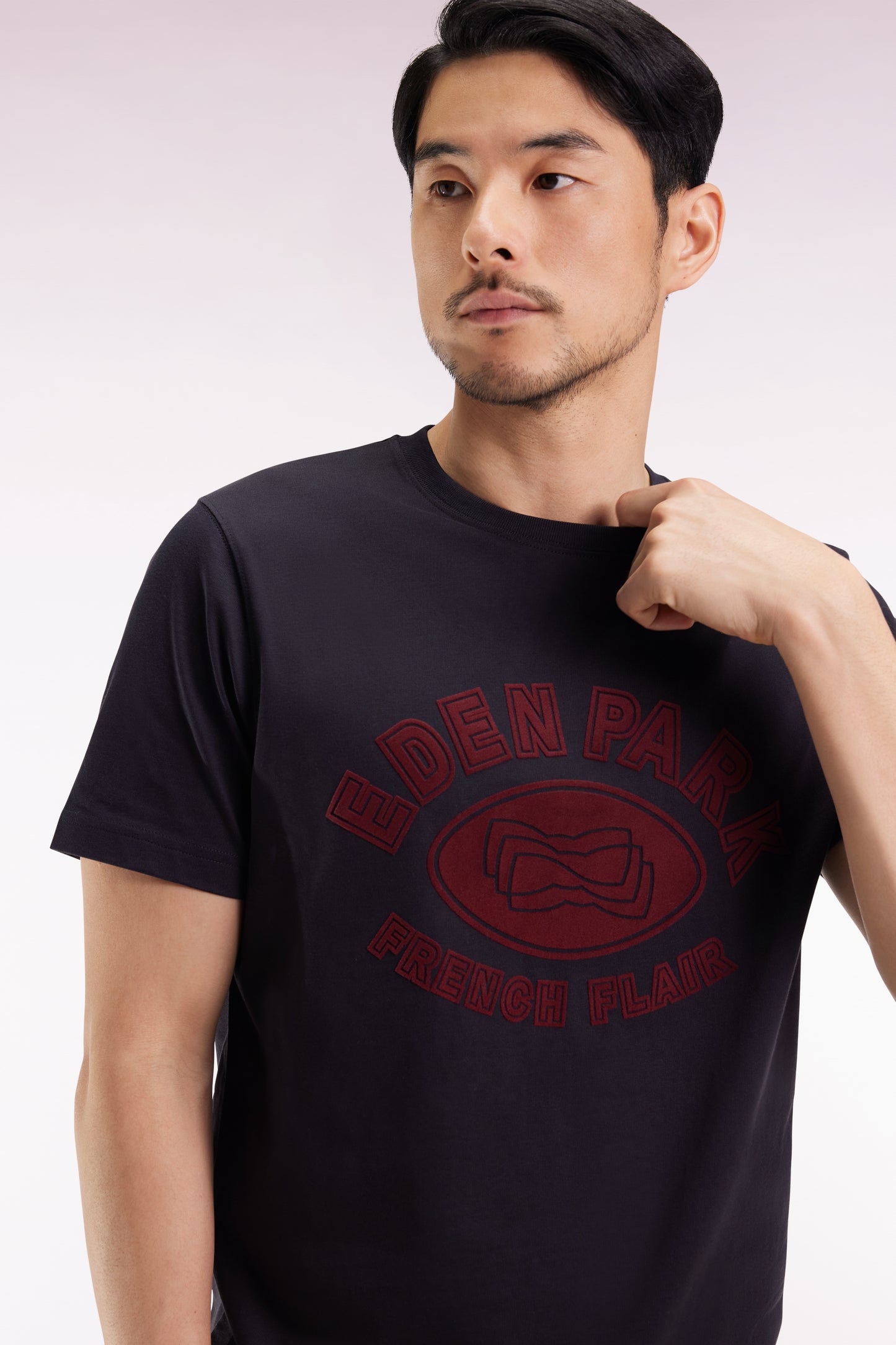 Short-sleeved T-shirt in black cotton with velvet-effect print