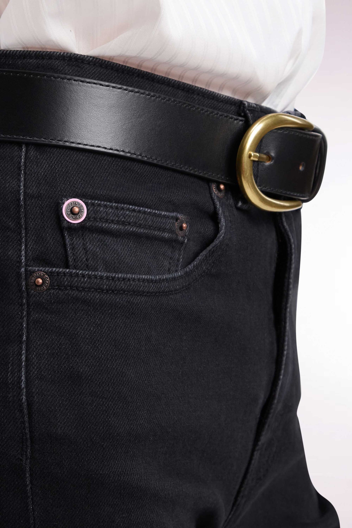Jean en denim stretch gris foncé coupe barrel