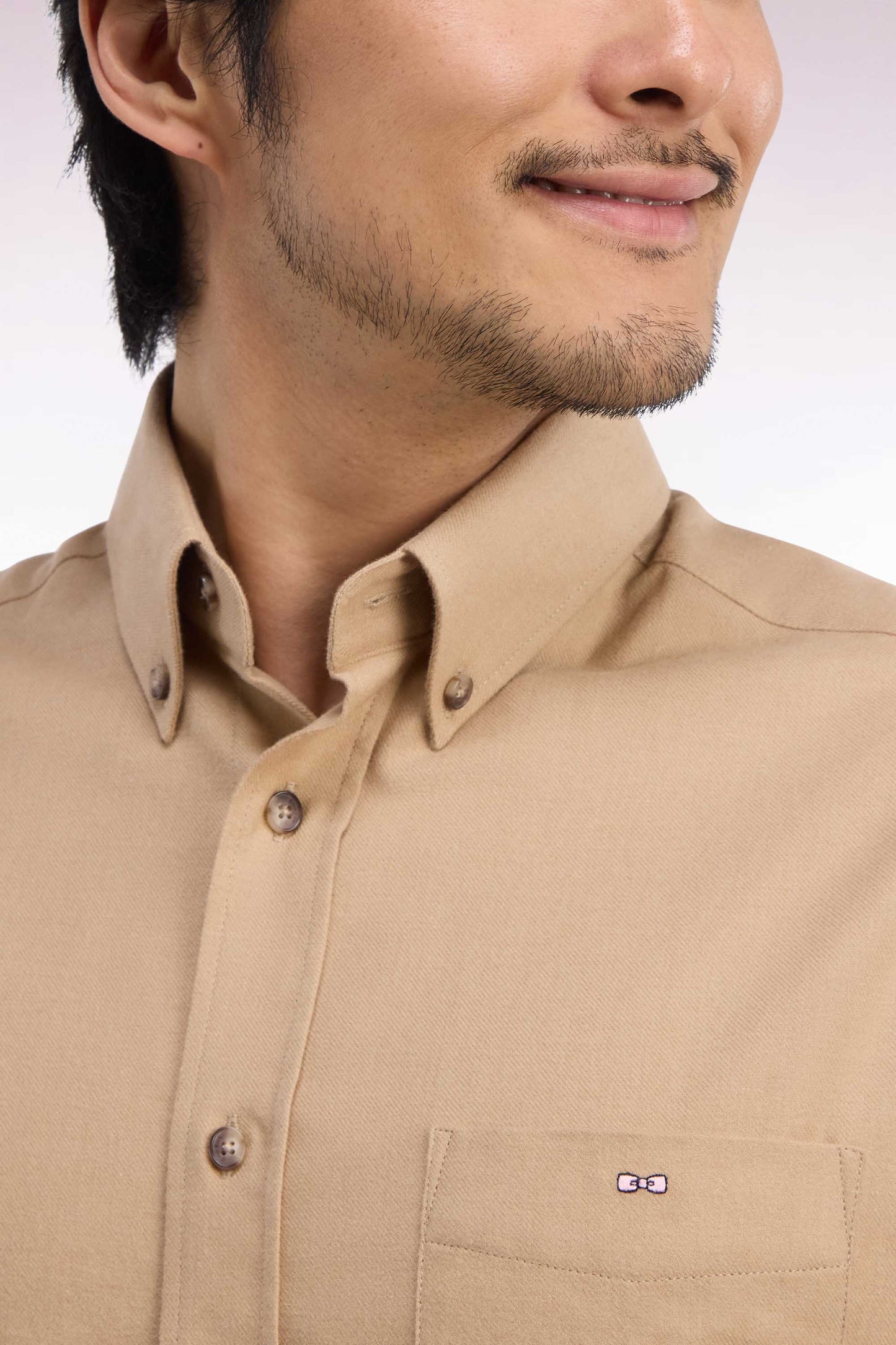 Chemise unie en coton caramel coupe droite