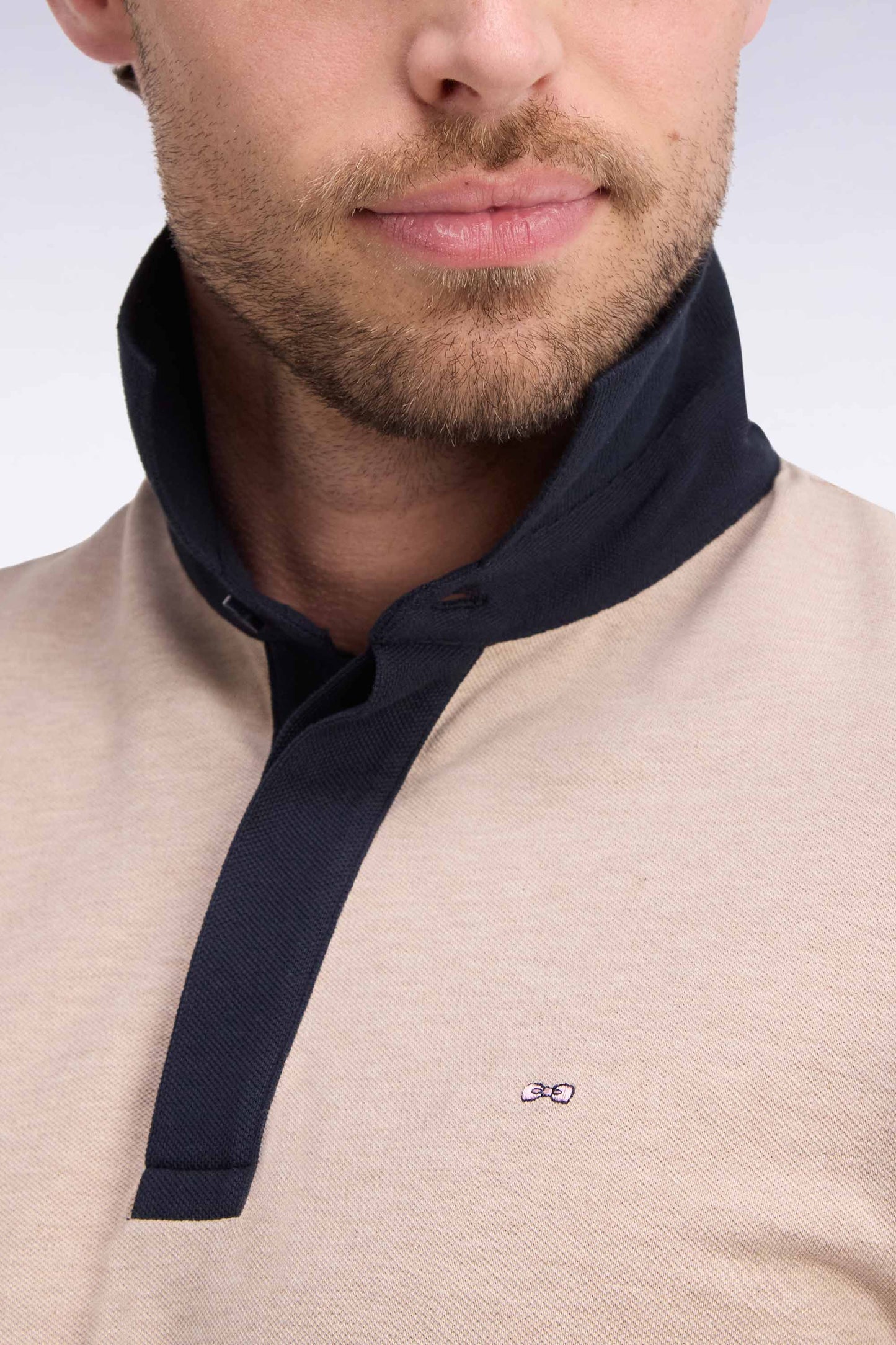 Polo manches courtes en coton beige et marine coupe droite