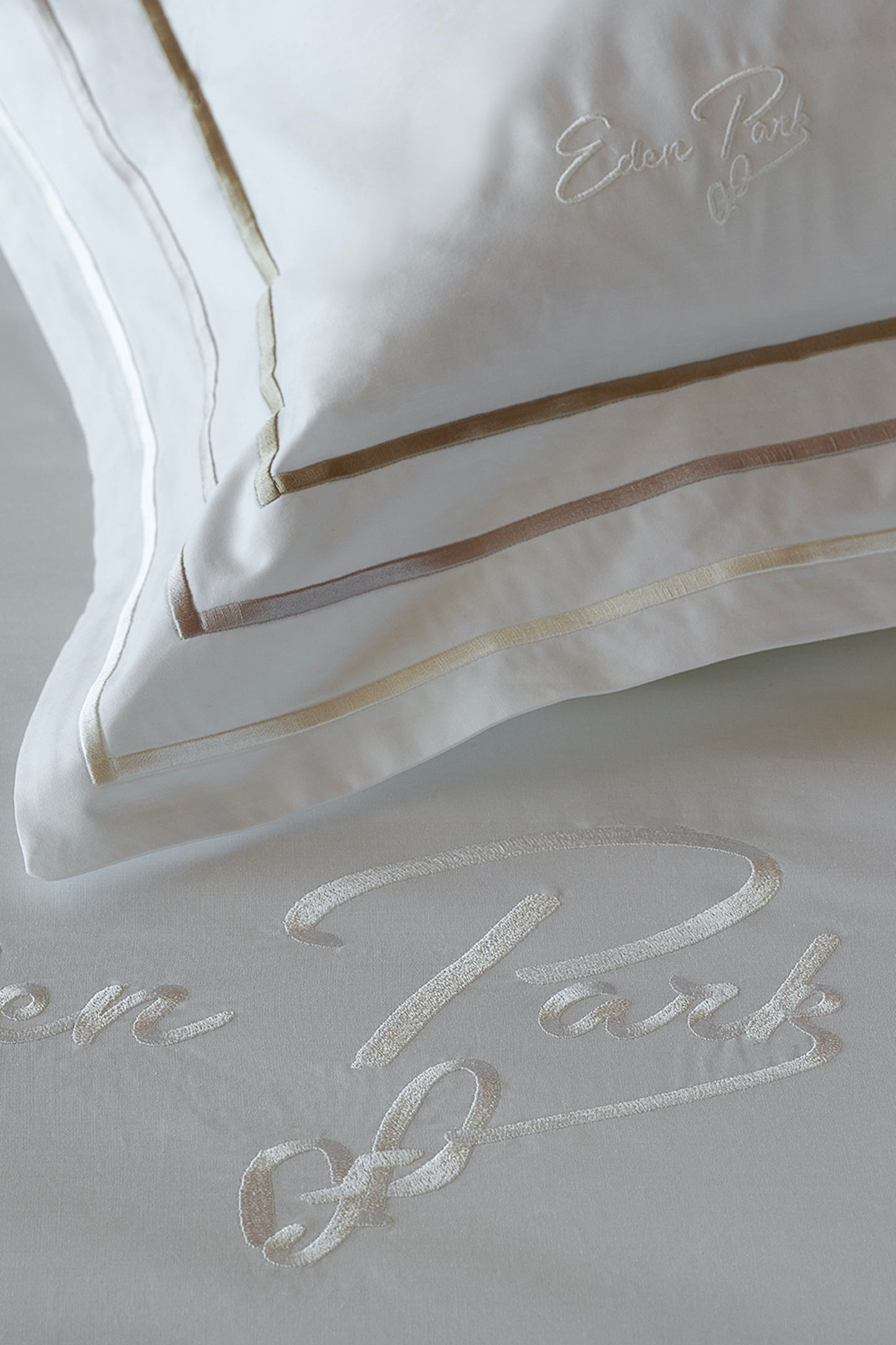 2 white and gold square pillowcases - Avec toi et les bleus