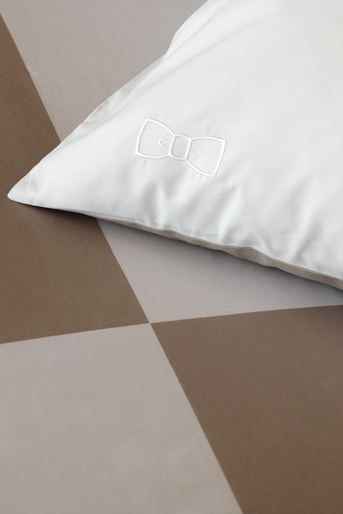 2 beige cut and sewn square pillowcases - Beau plongeon