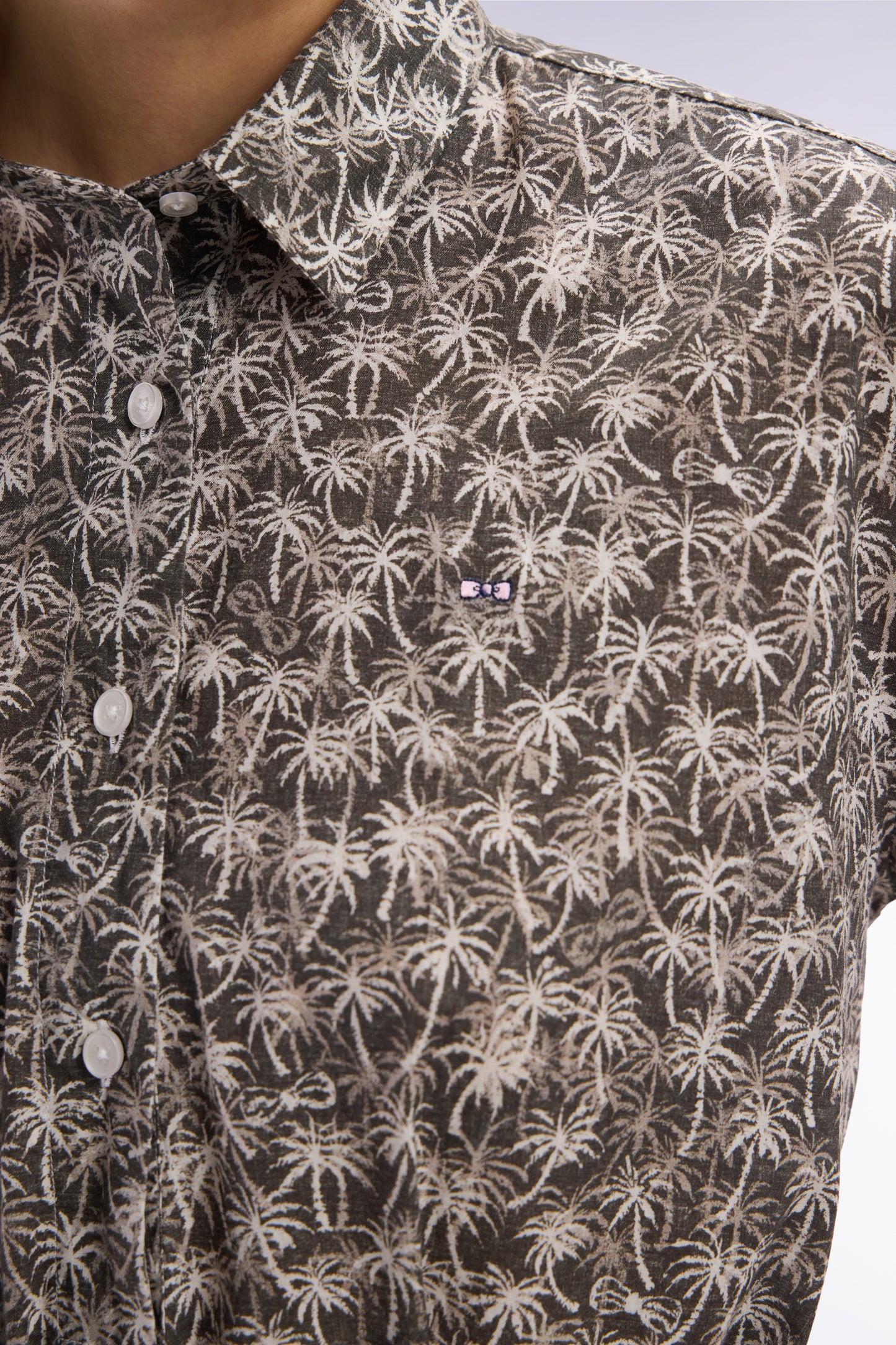 Short-sleeved dress in khaki cotton with palm tree print and relaxed fit