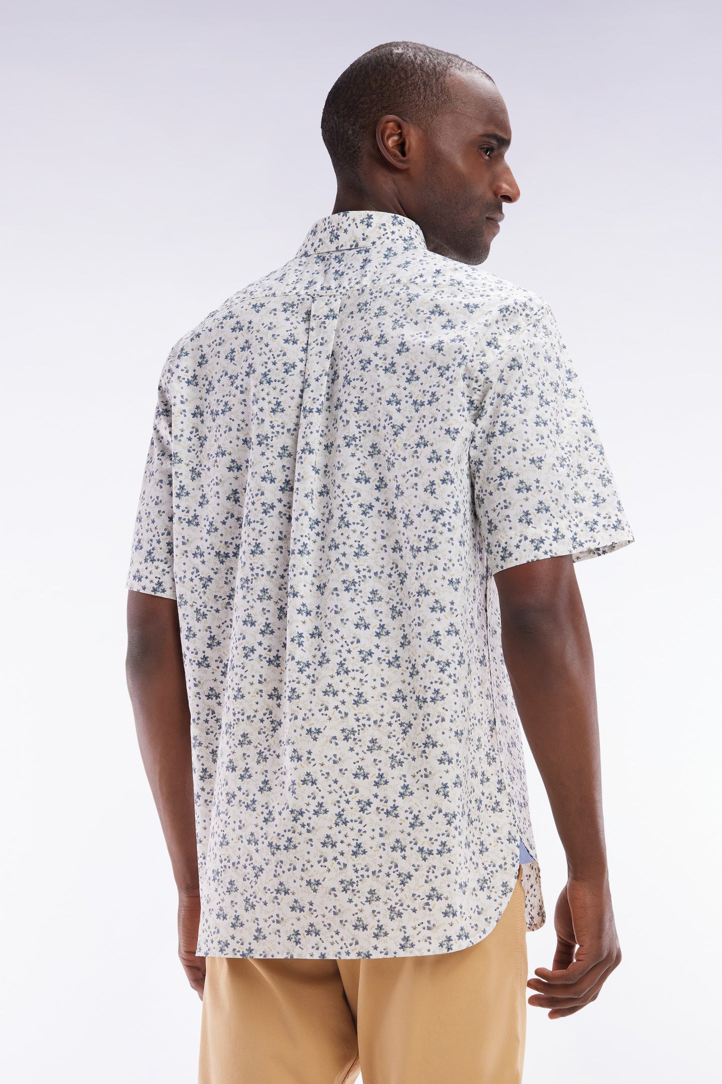 Straight short-sleeved ecru shirt in cotton poplin with grey-blue floral print