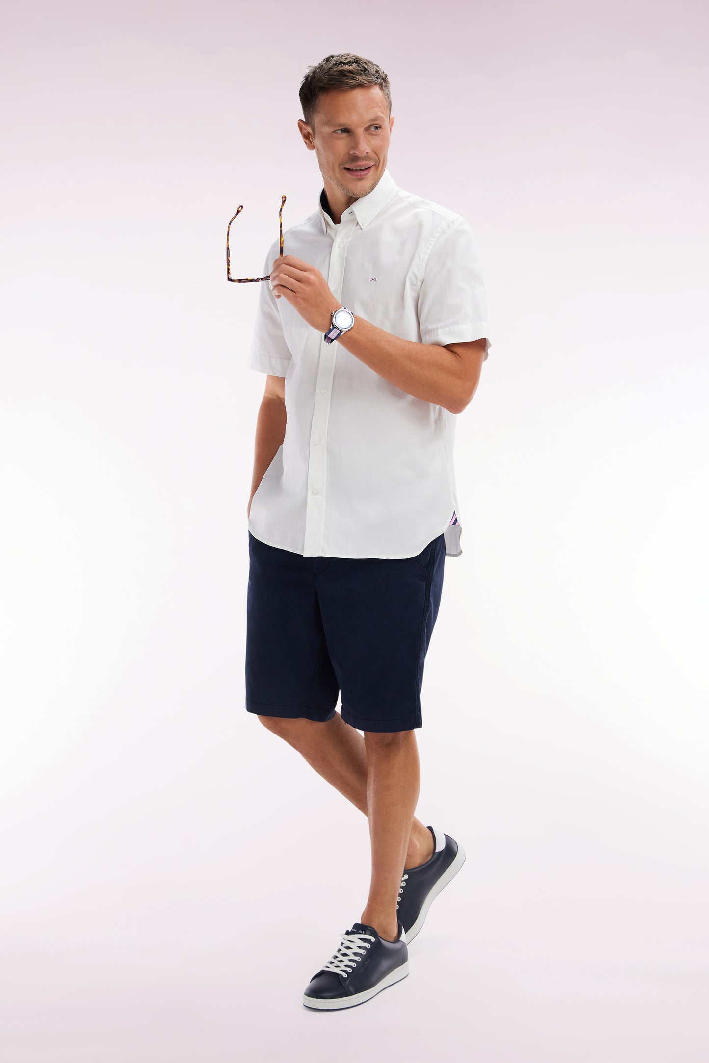 Straight short-sleeved white shirt in cotton poplin with pink rimmed back embroidery