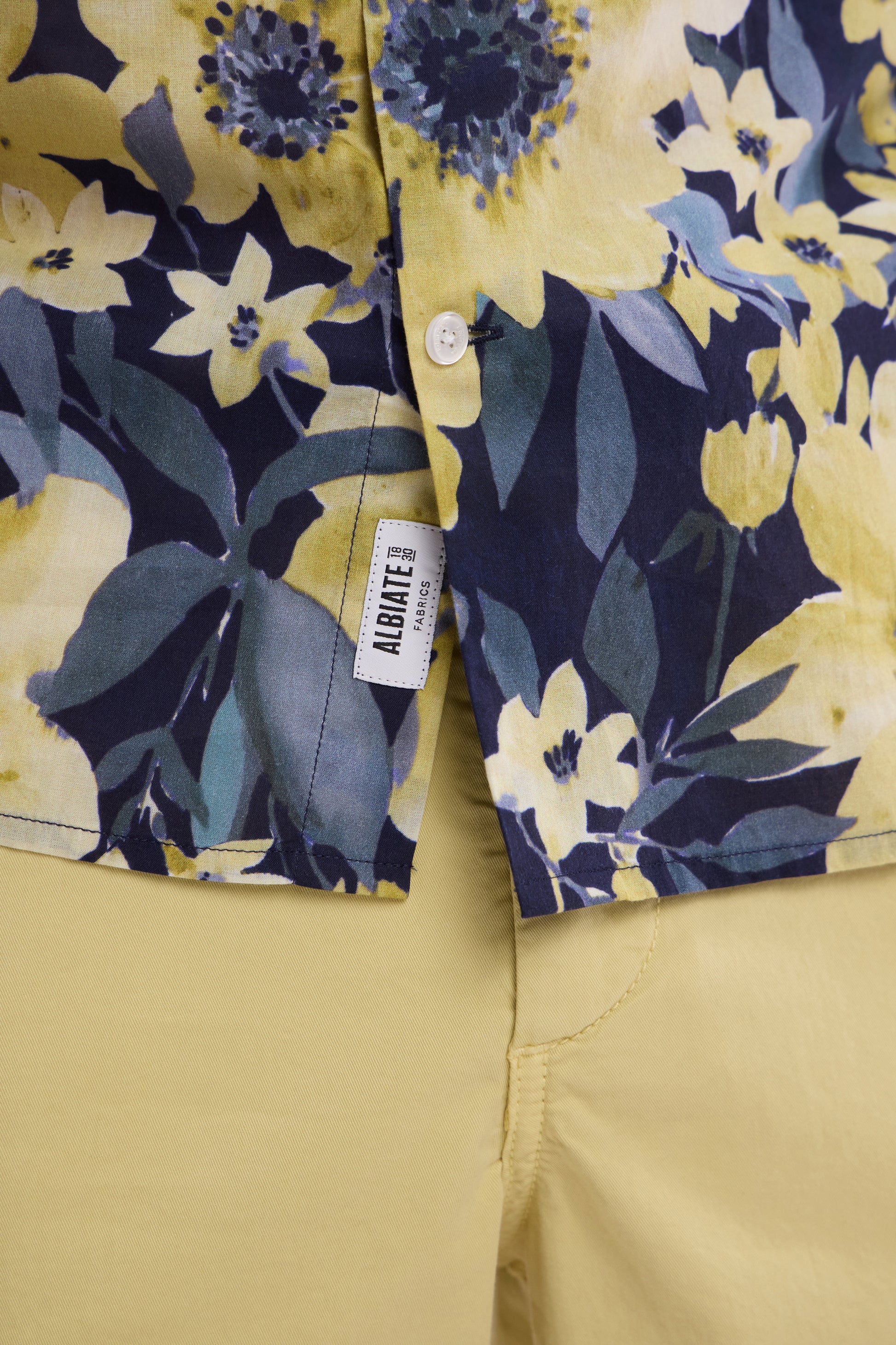 Chemise à manches courtes en popeline de coton marine motif floral jaune coupe droite