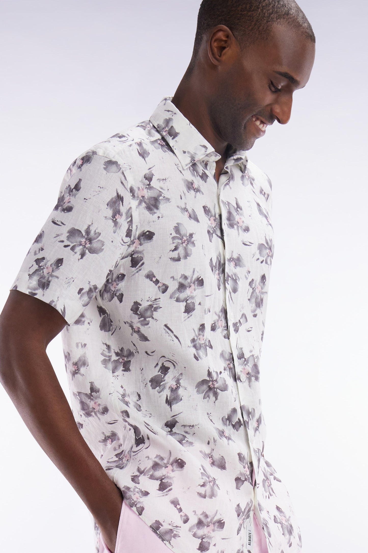 Slim-fit short-sleeved ecru linen shirt with grey floral print