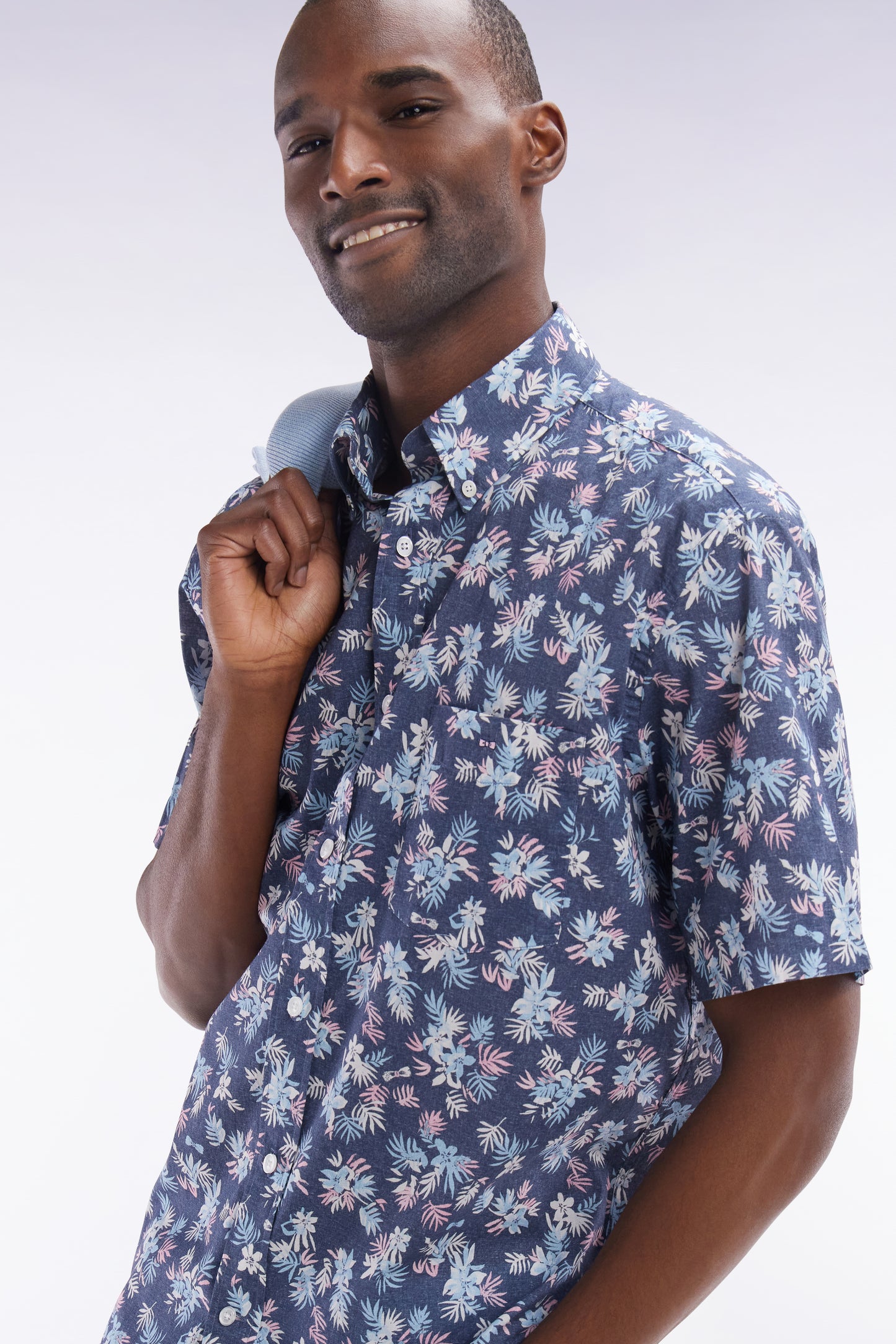 Straight-fit short-sleeved shirt in navy cotton with flowers print