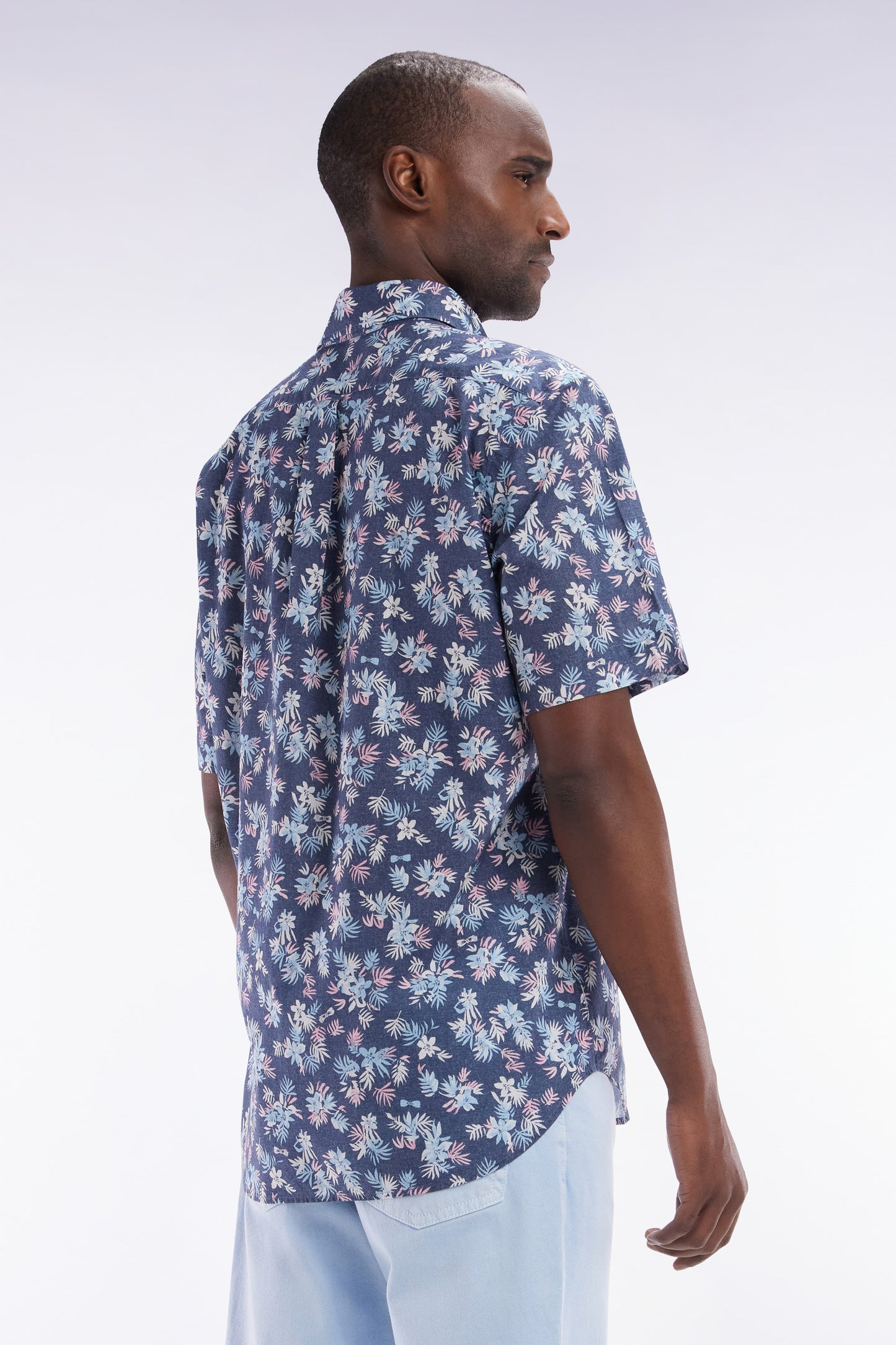 Straight-fit short-sleeved shirt in navy cotton with flowers print
