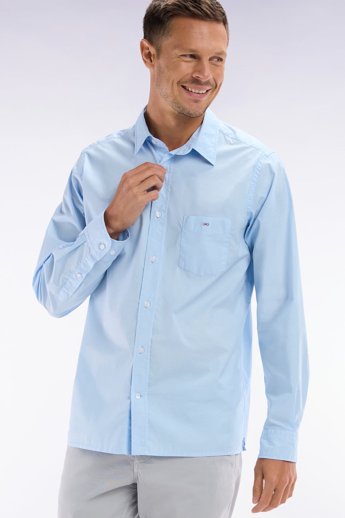 Straight-fit unisex shirt in sky blue stretch cotton and lyocell