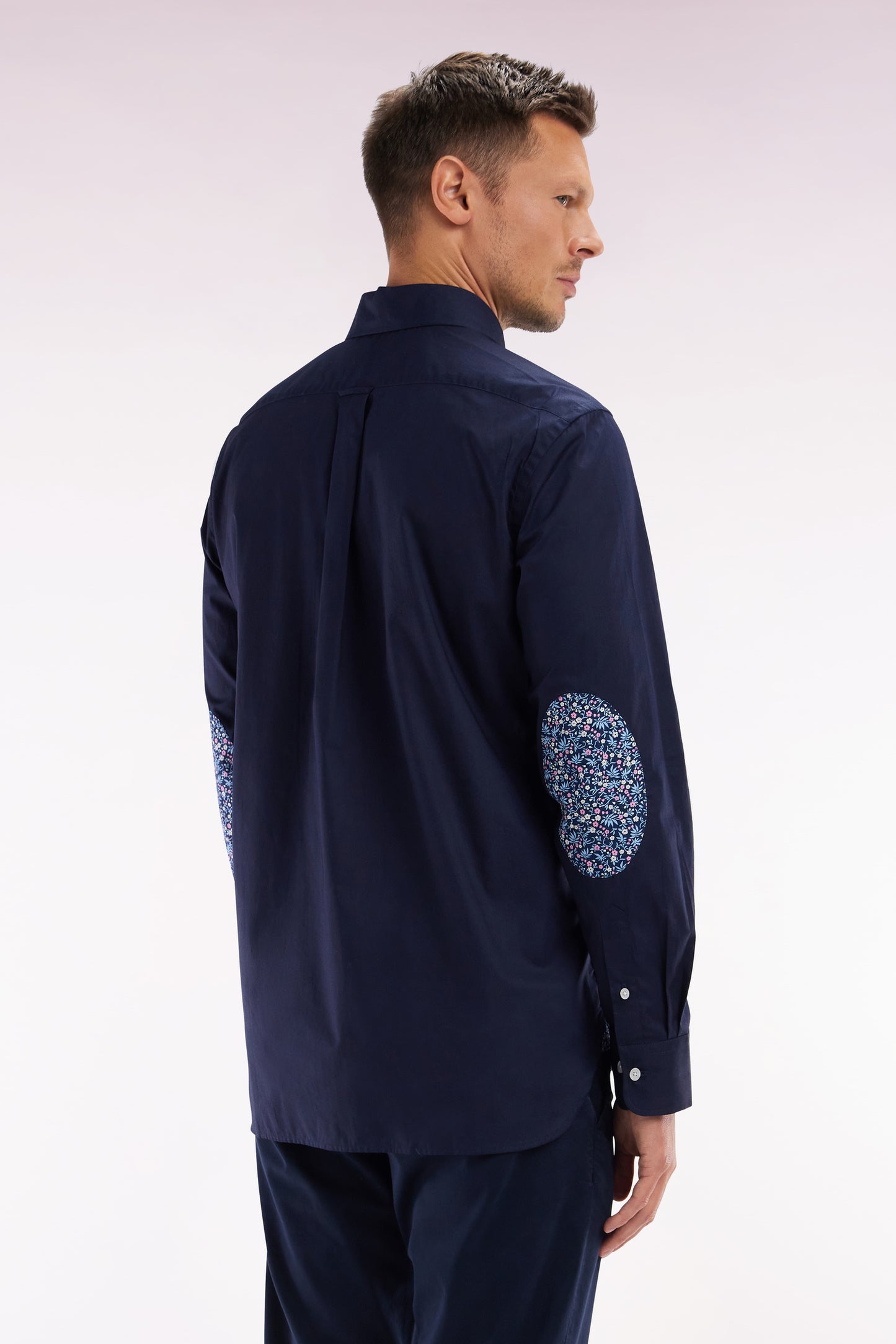 Straight-fit navy cotton shirt with elbow patch