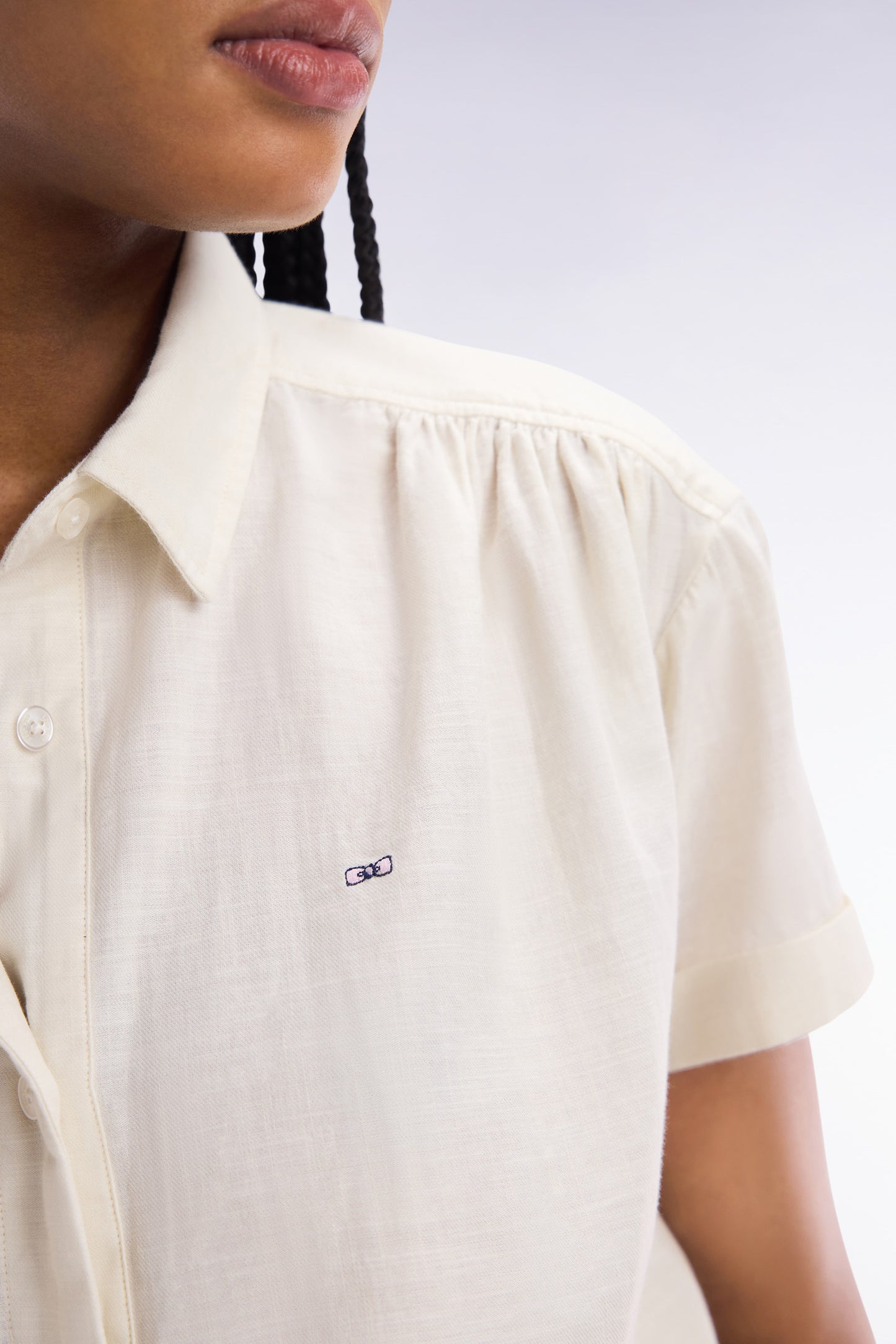 Relaxed-fit short-sleeved ecru cotton blouse