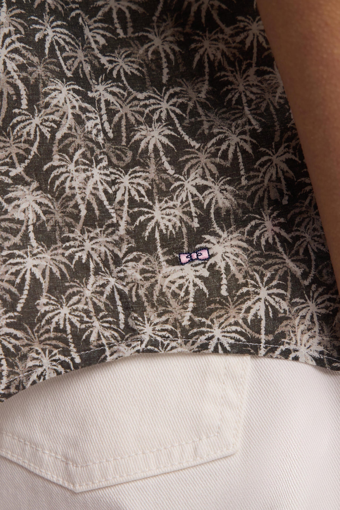 Oversized short-sleeved khaki cotton shirt with palm print