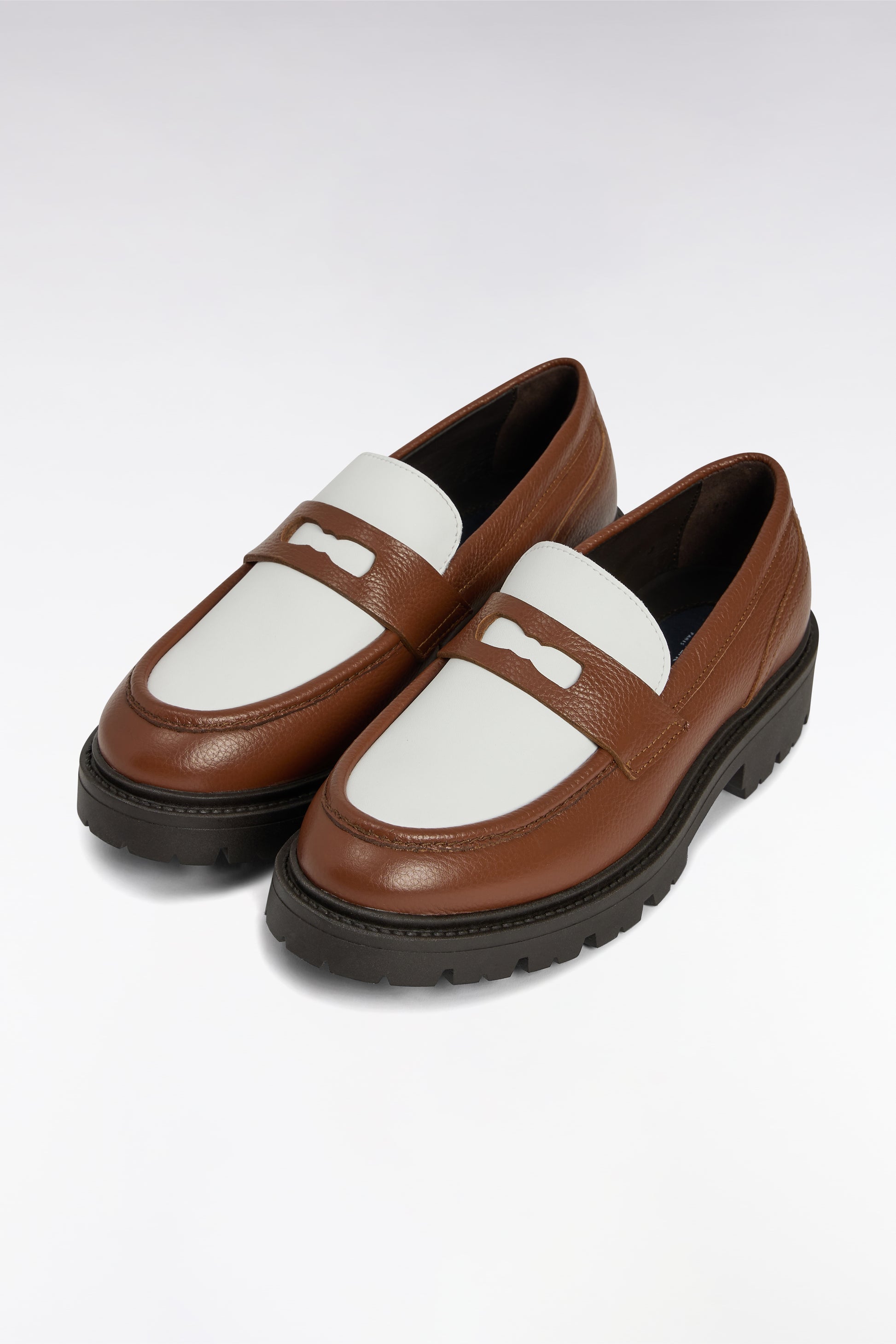 Mocassins bicolores en cuir marron et blancs