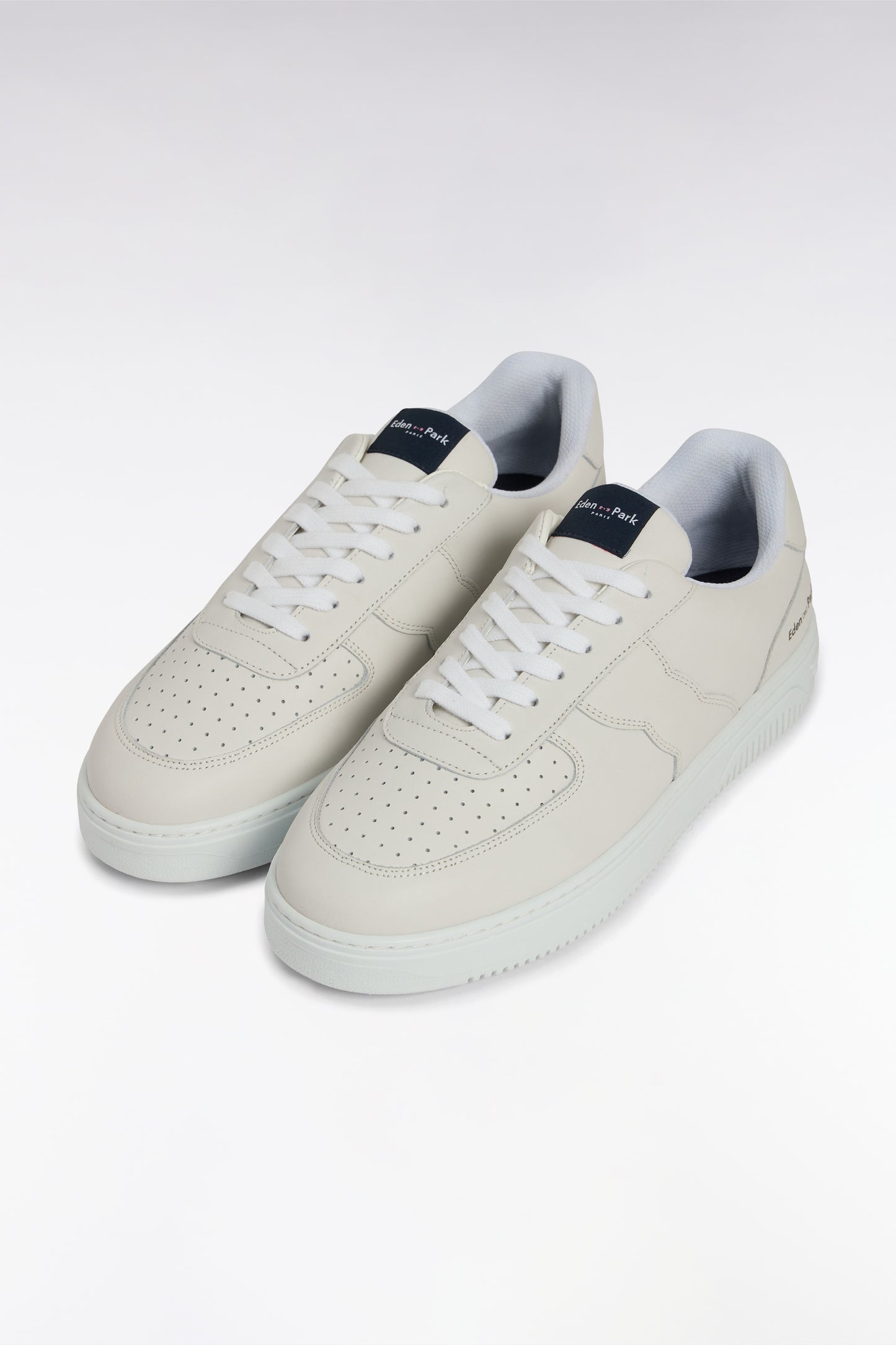 Sneakers en cuir perforé blanches