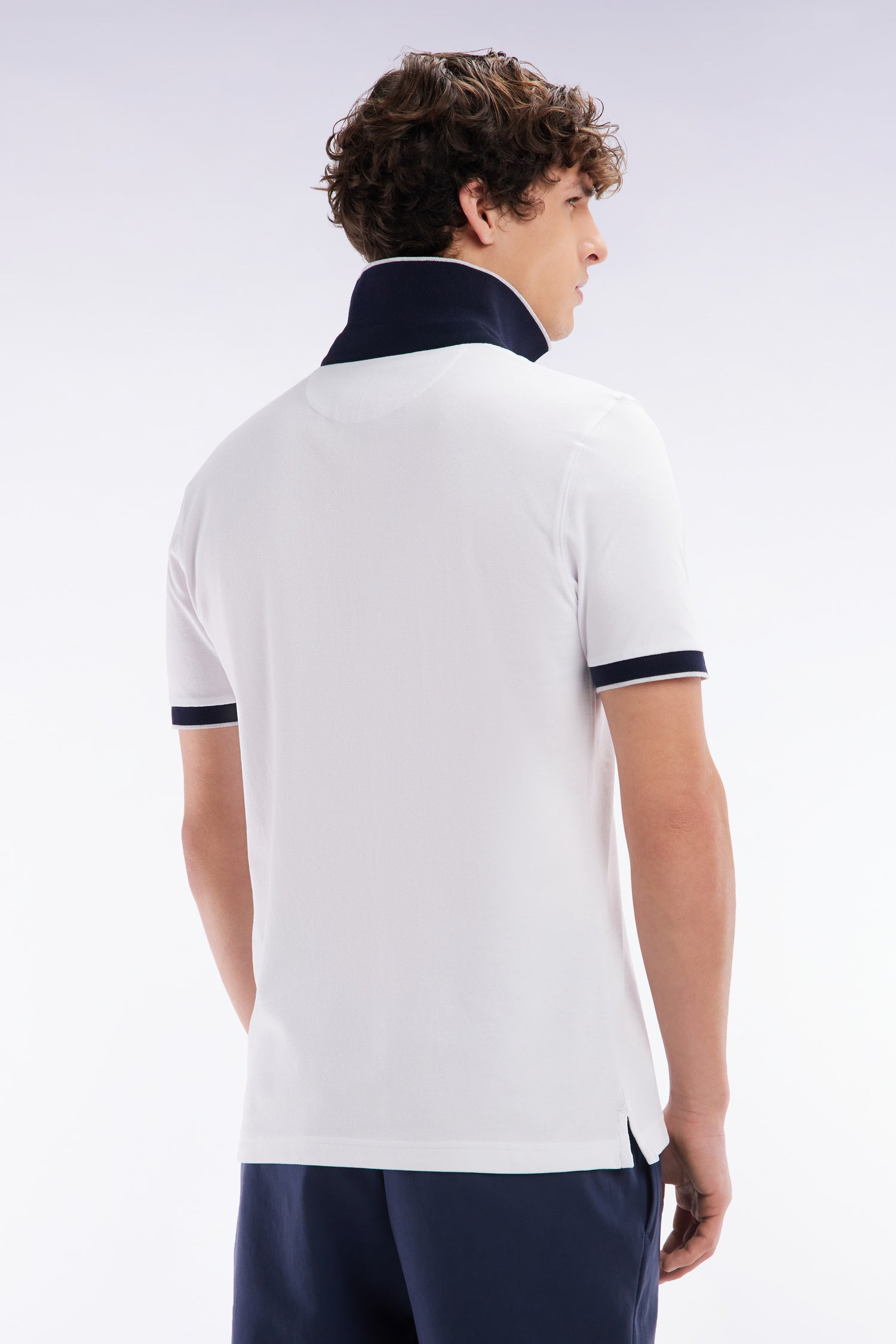 Polo uni à manches courtes en coton stretch blanc passepoil contrasté coupe ajustée