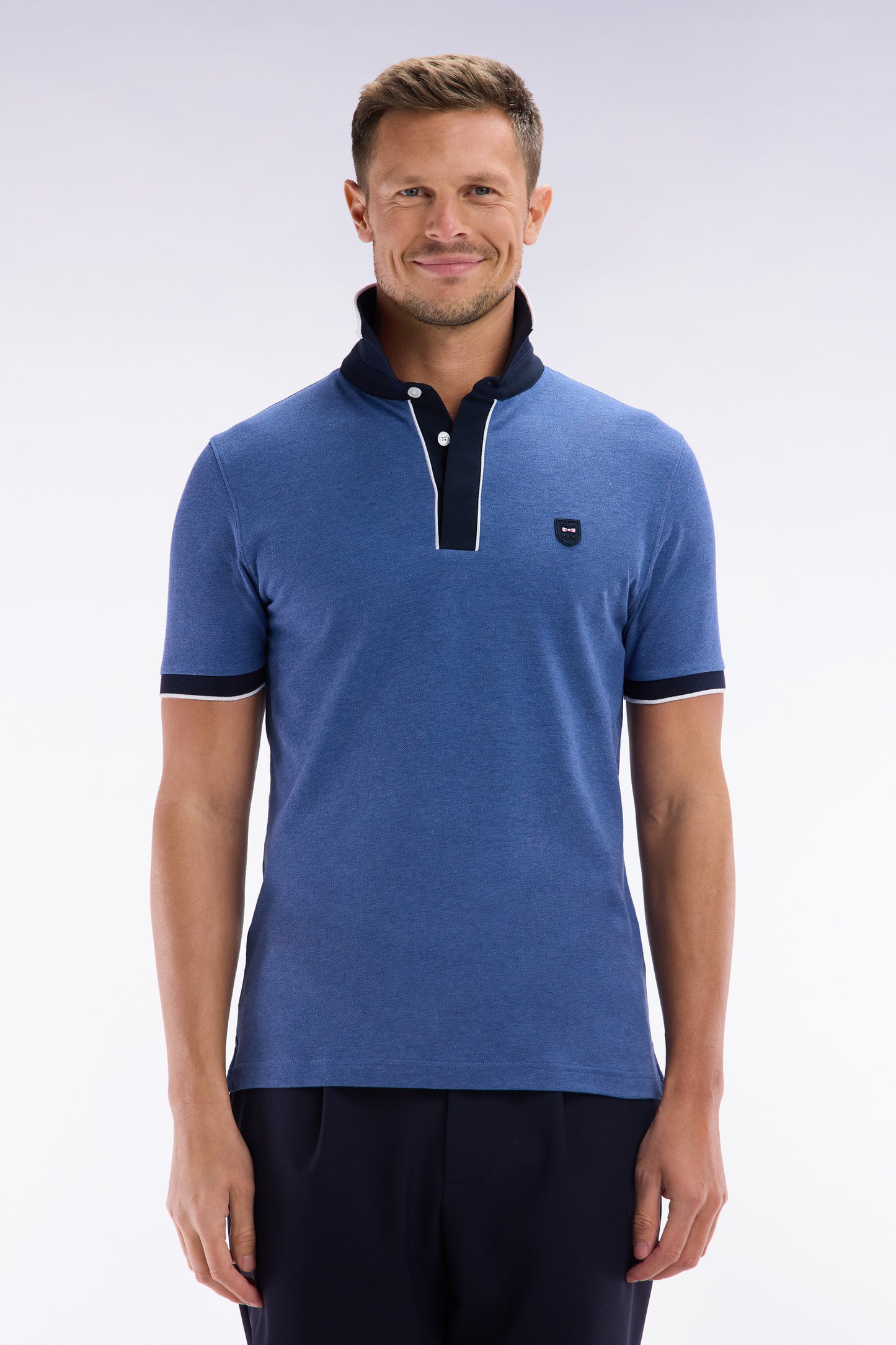 Polo uni à manches courtes en coton stretch bleu passepoil contrasté coupe ajustée