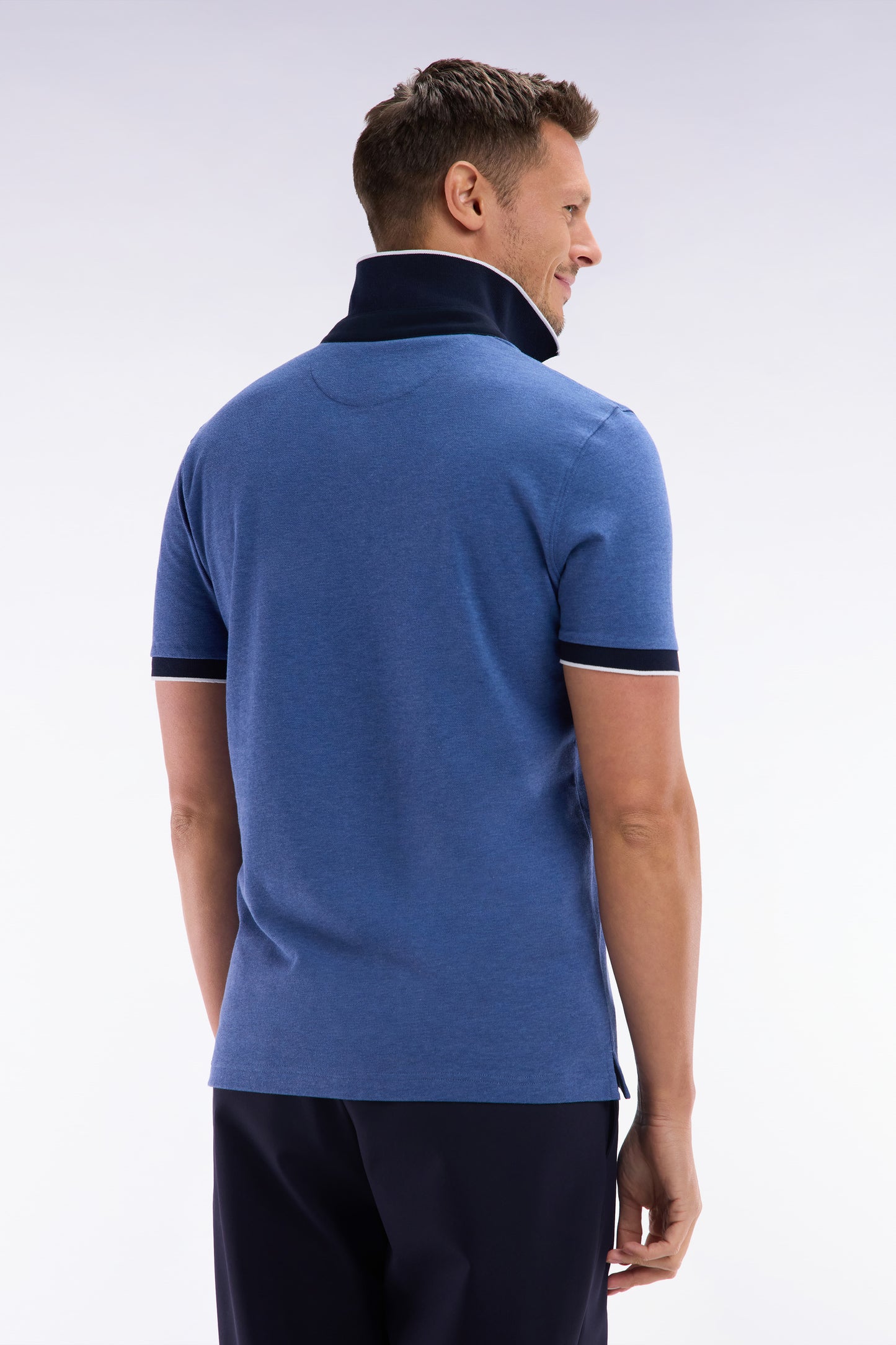 Polo uni à manches courtes en coton stretch bleu passepoil contrasté coupe ajustée