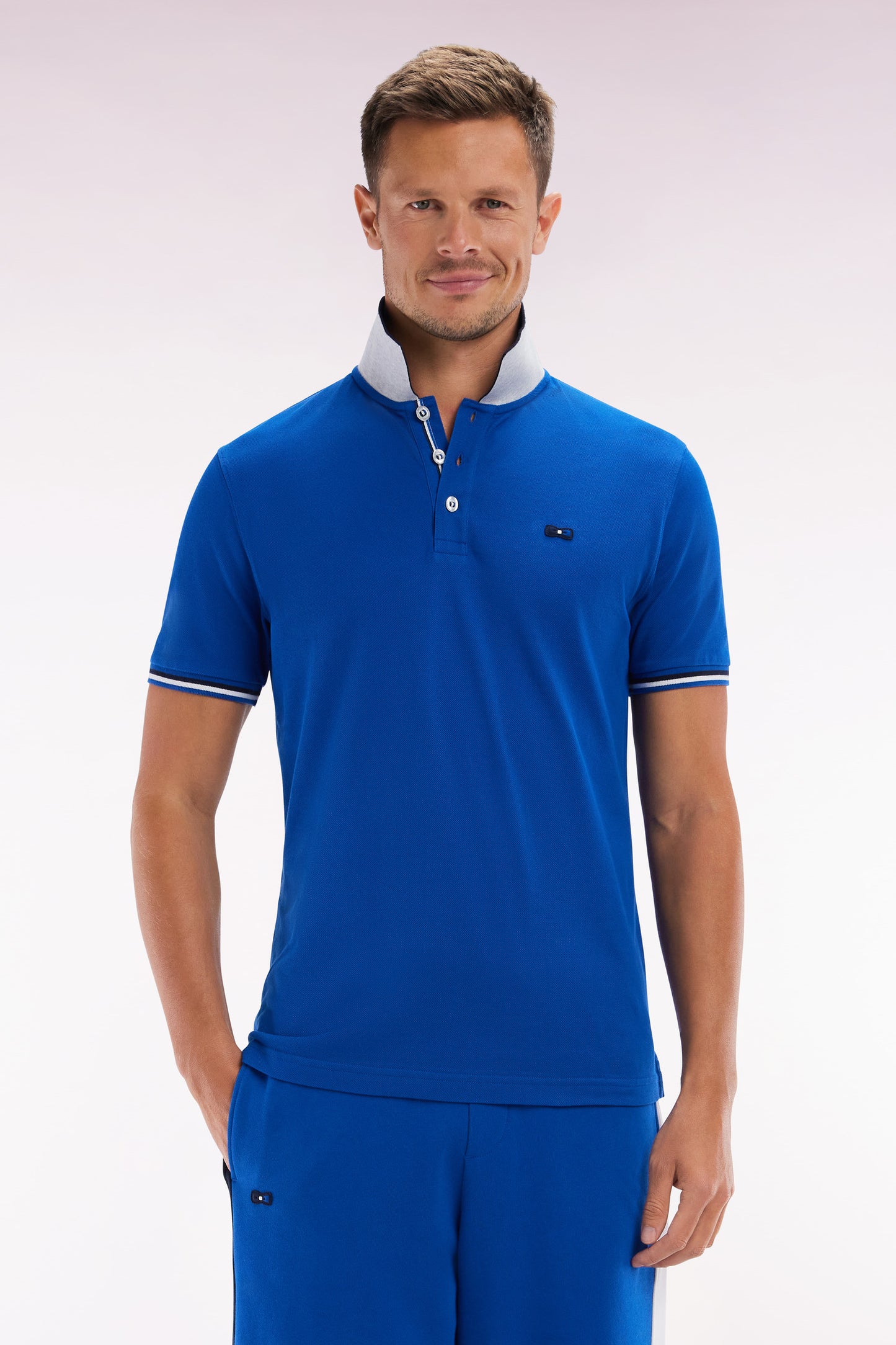 Straight-fit short-sleeved polo shirt in blue cotton with contrasting collar