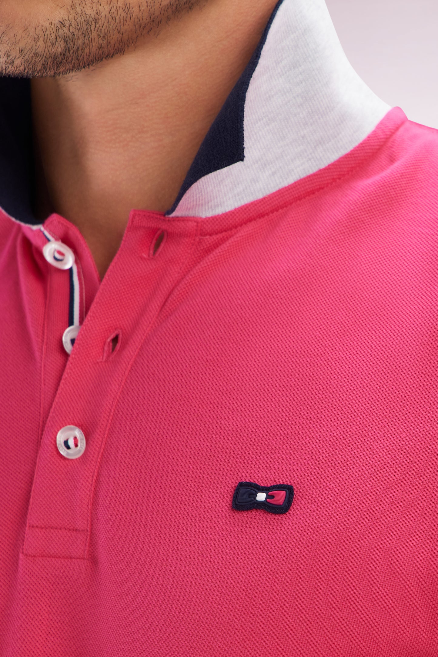 Straight-fit short-sleeved polo shirt in fuchsia cotton with contrasting collar
