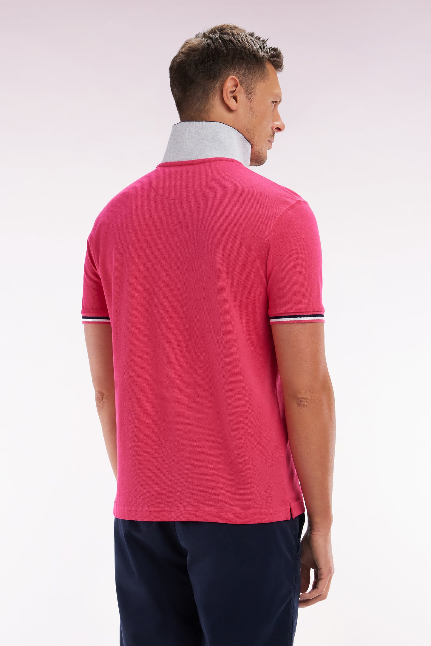 Straight-fit short-sleeved polo shirt in fuchsia cotton with contrasting collar