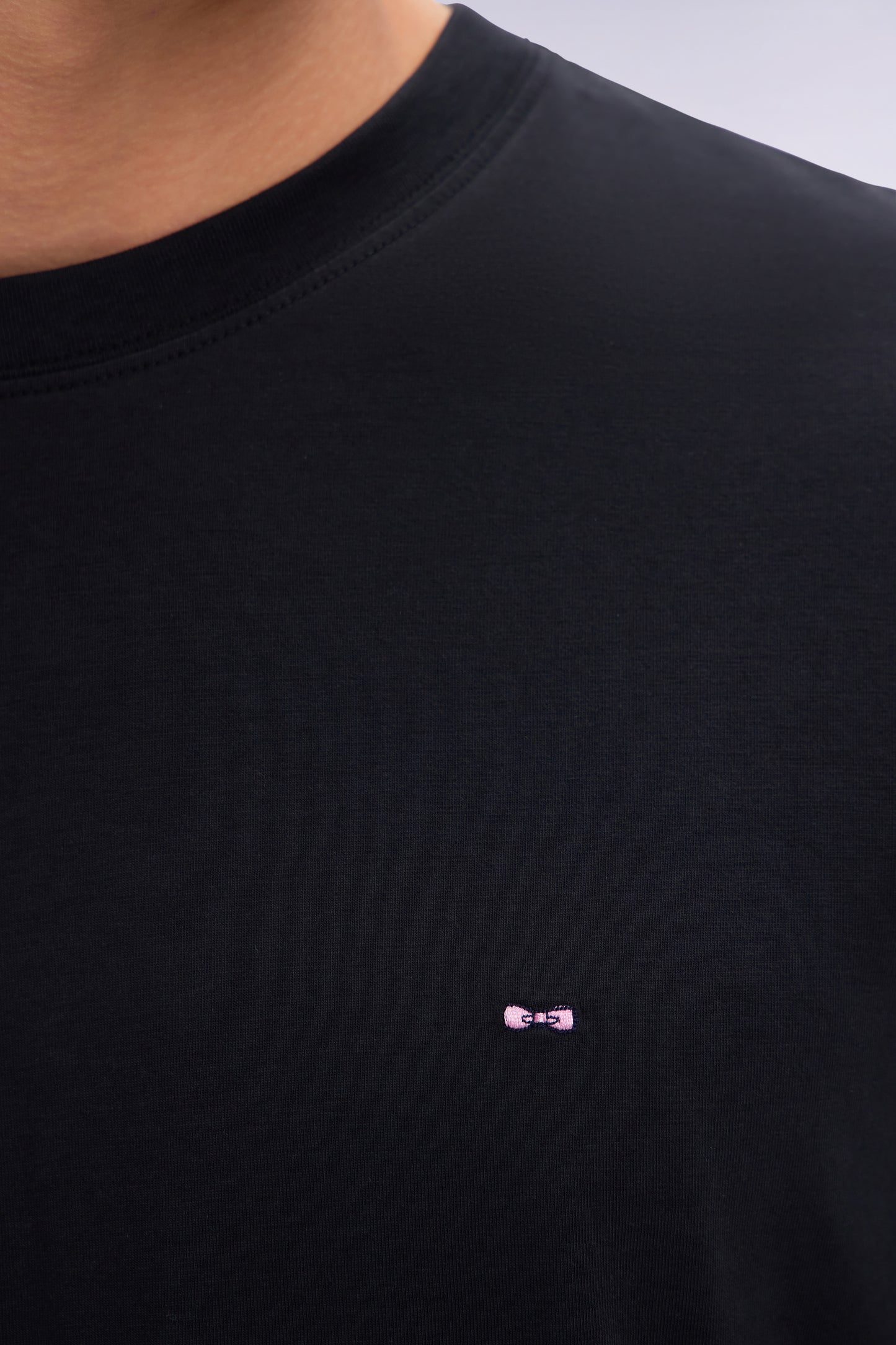 Straight-fit black short-sleeved T-shirt