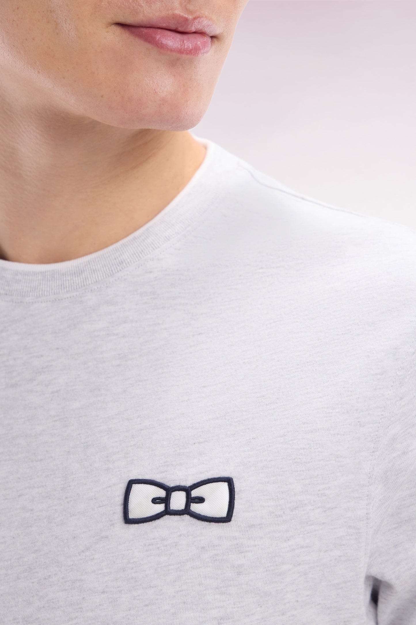 Grey cotton T-shirt with bow-tie embroidery, relaxed fit
