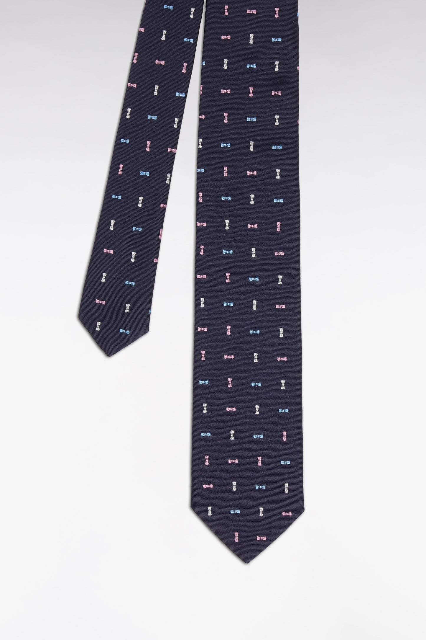 Cravate en soie marine à micromotifs nœuds papillon tricolores