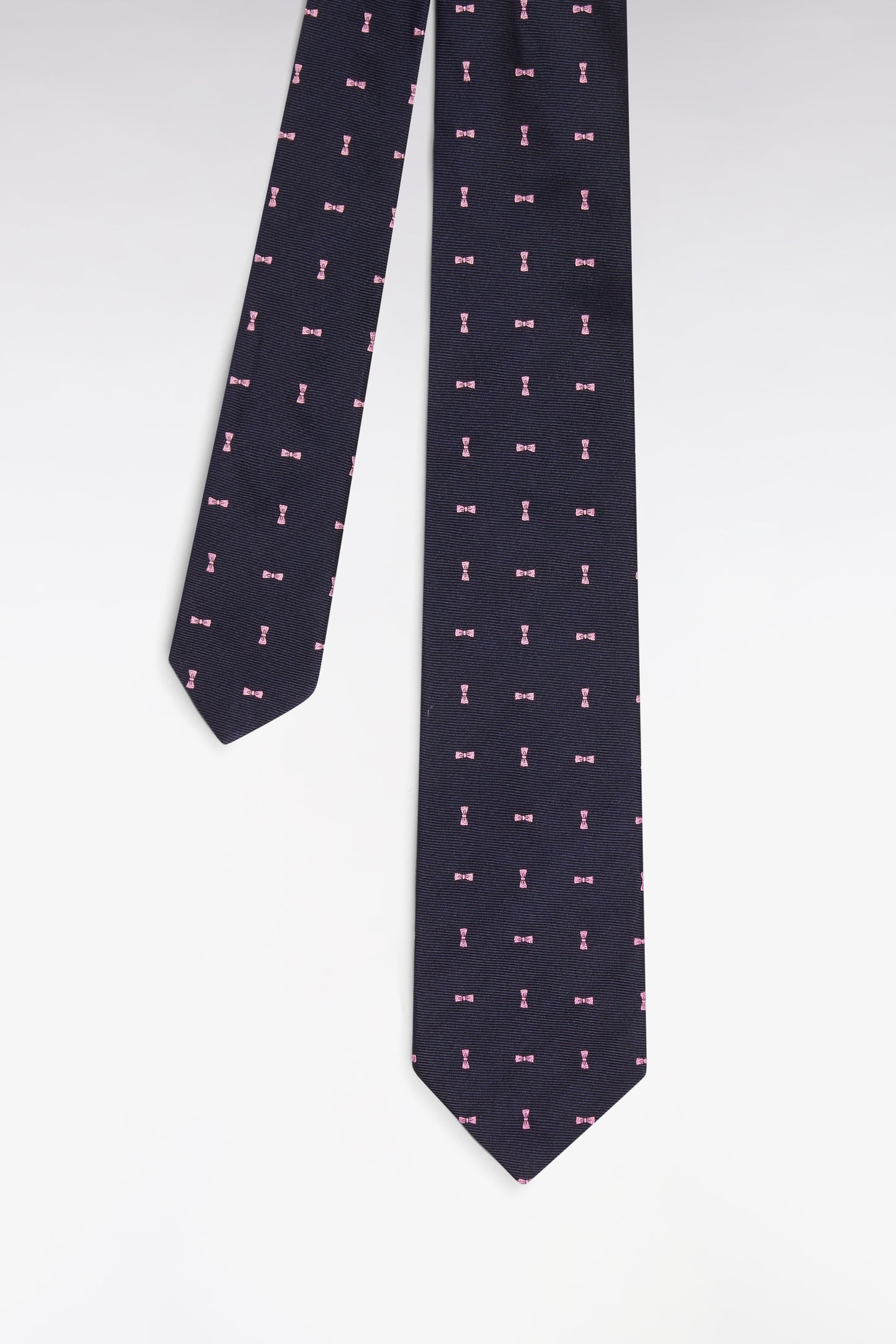 Cravate en soie marine à micromotifs nœuds papillon rose