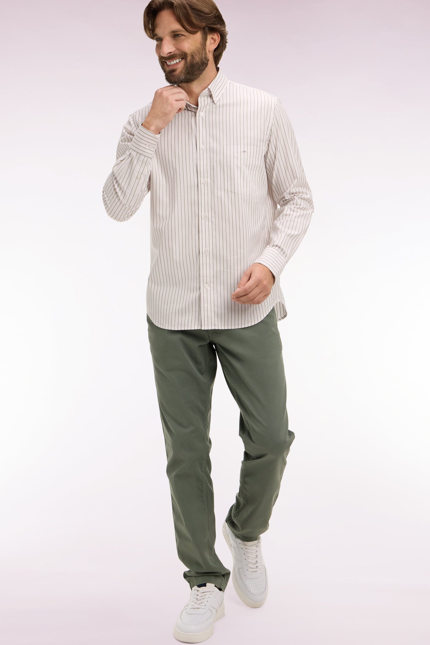 Pantalon chino regular en coton stretch kaki