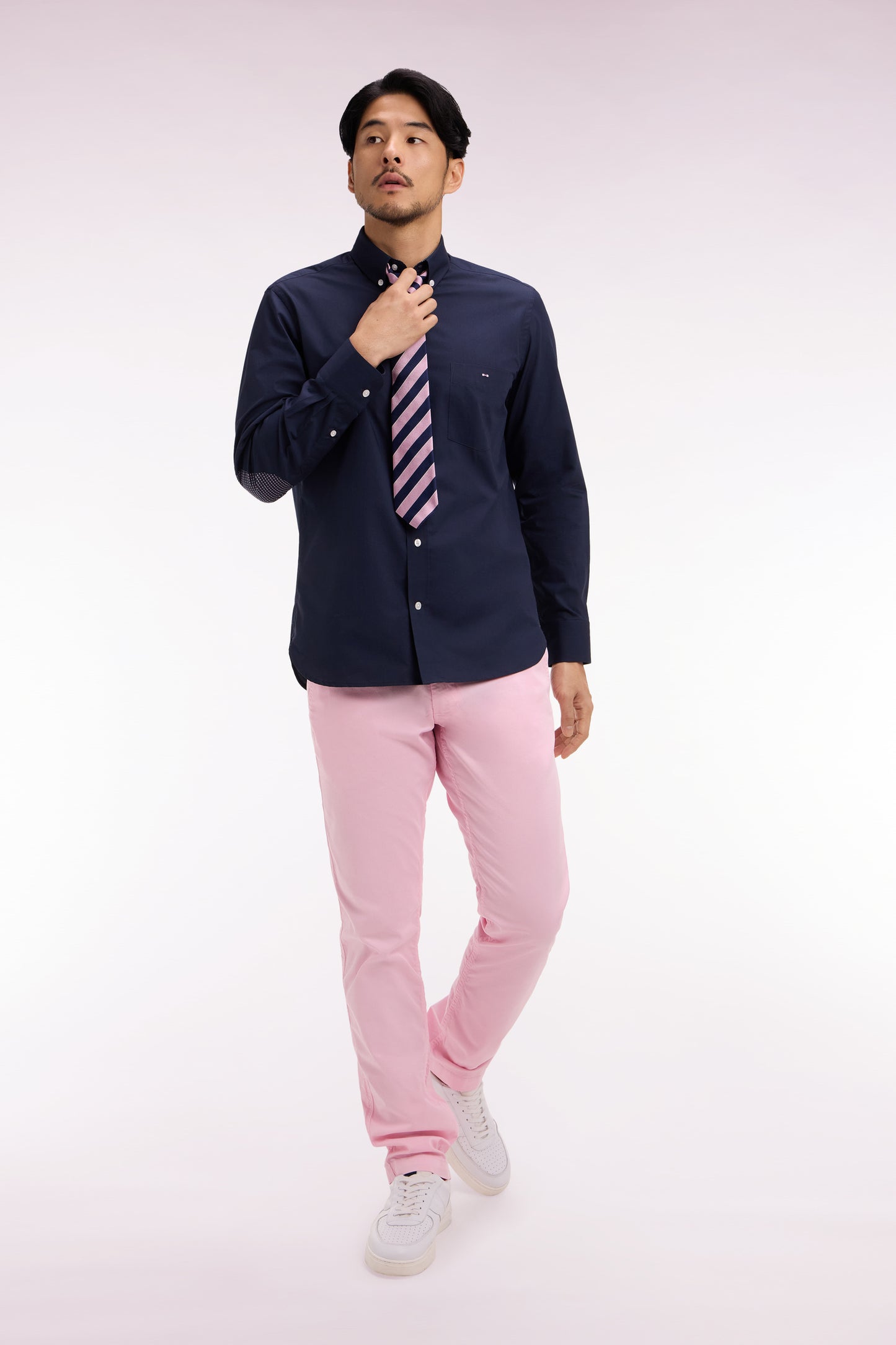 Pantalon chino regular en coton stretch rose