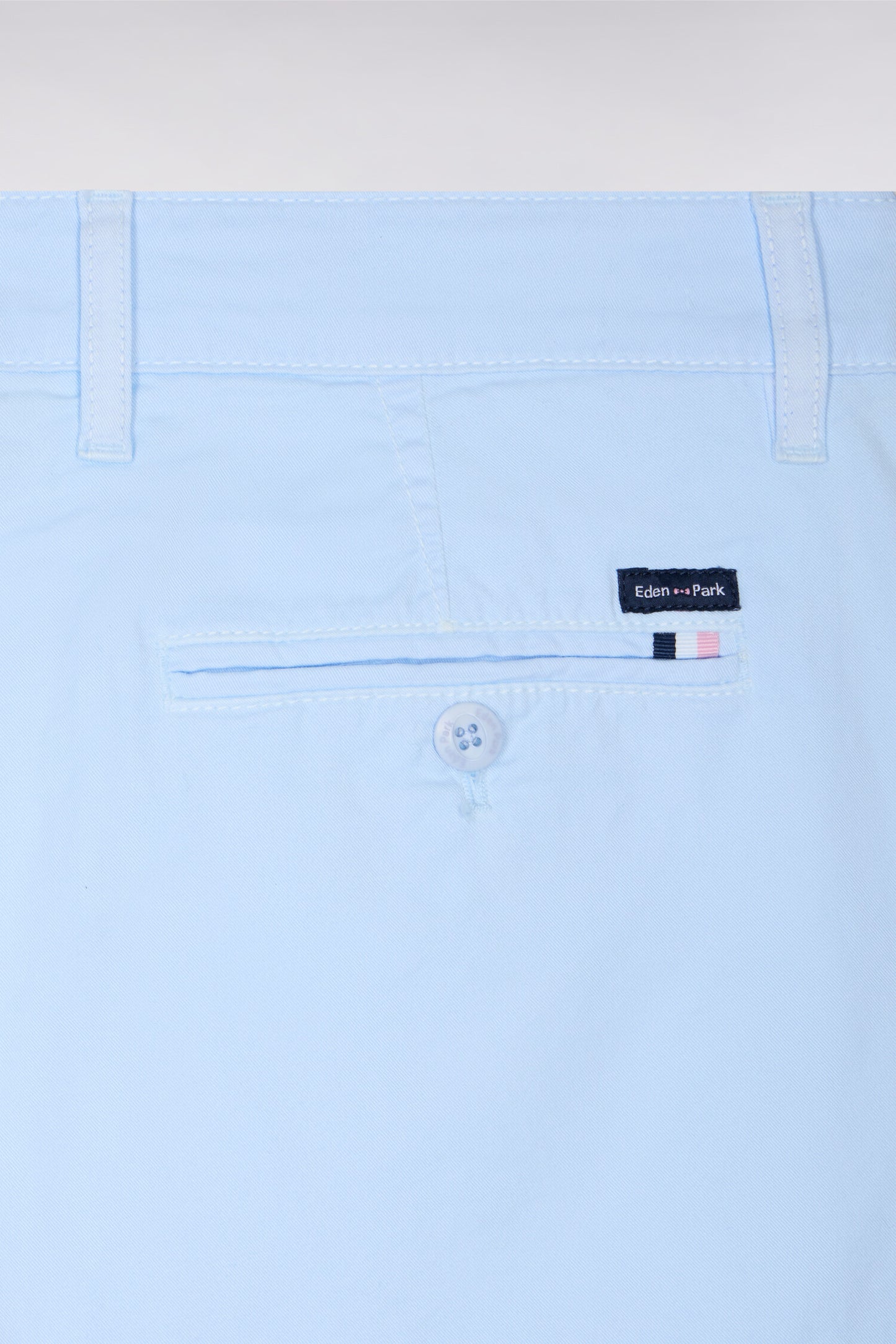Bermuda chino en gabardine stretch bleu ciel