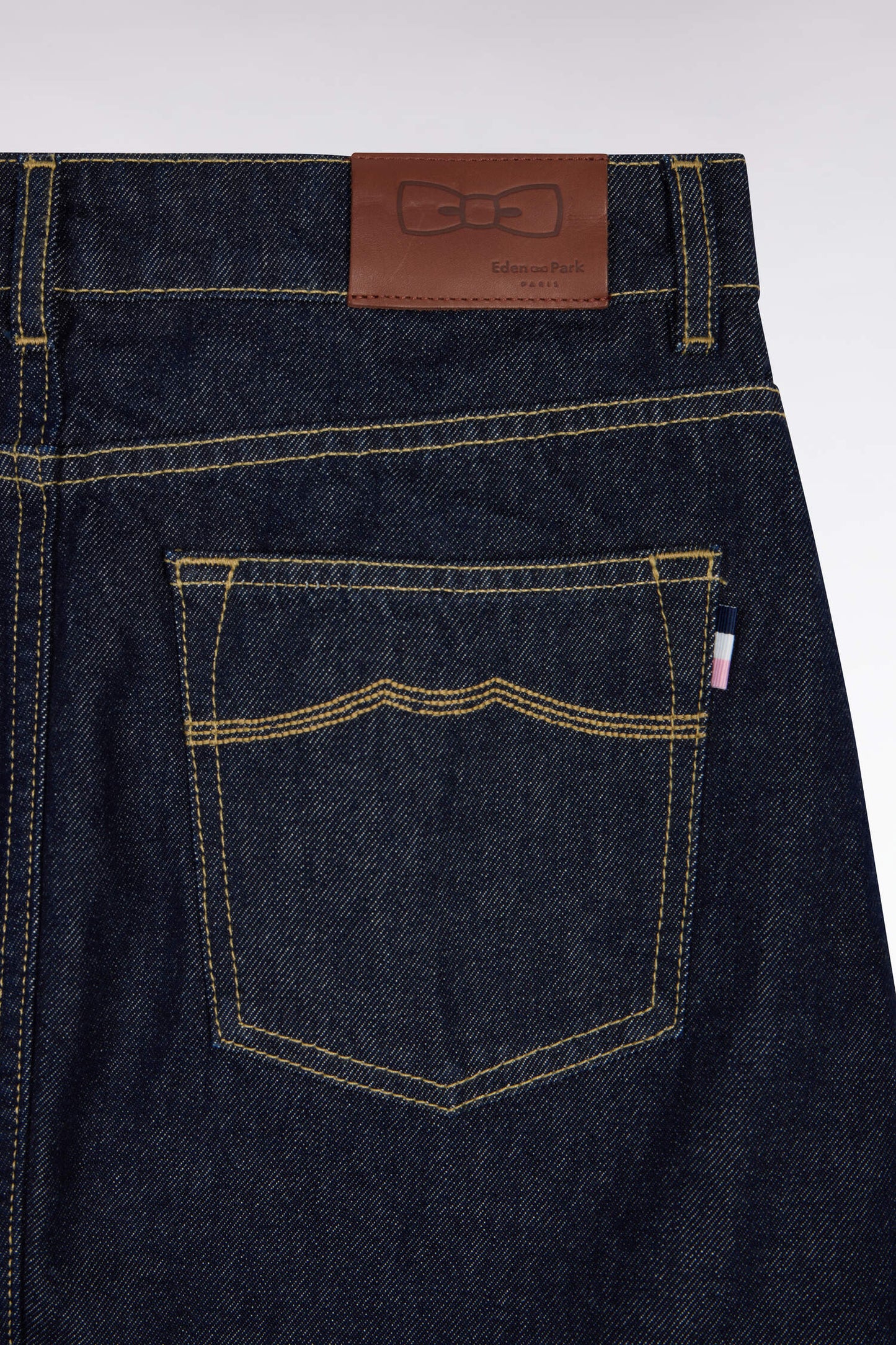 Jupe courte droite en denim brut