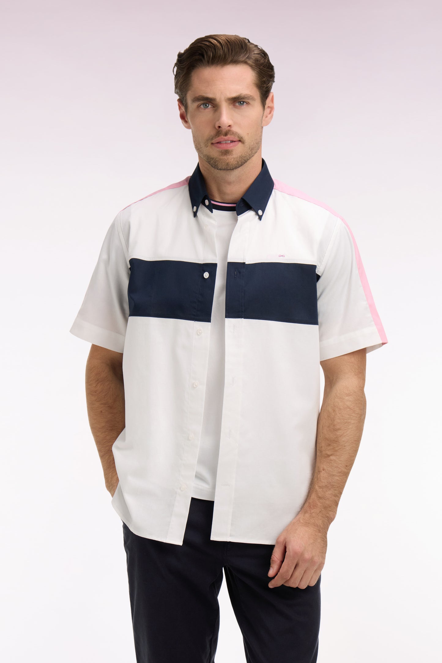 Chemise à manches courtes en coton blanc et marine broderie dos