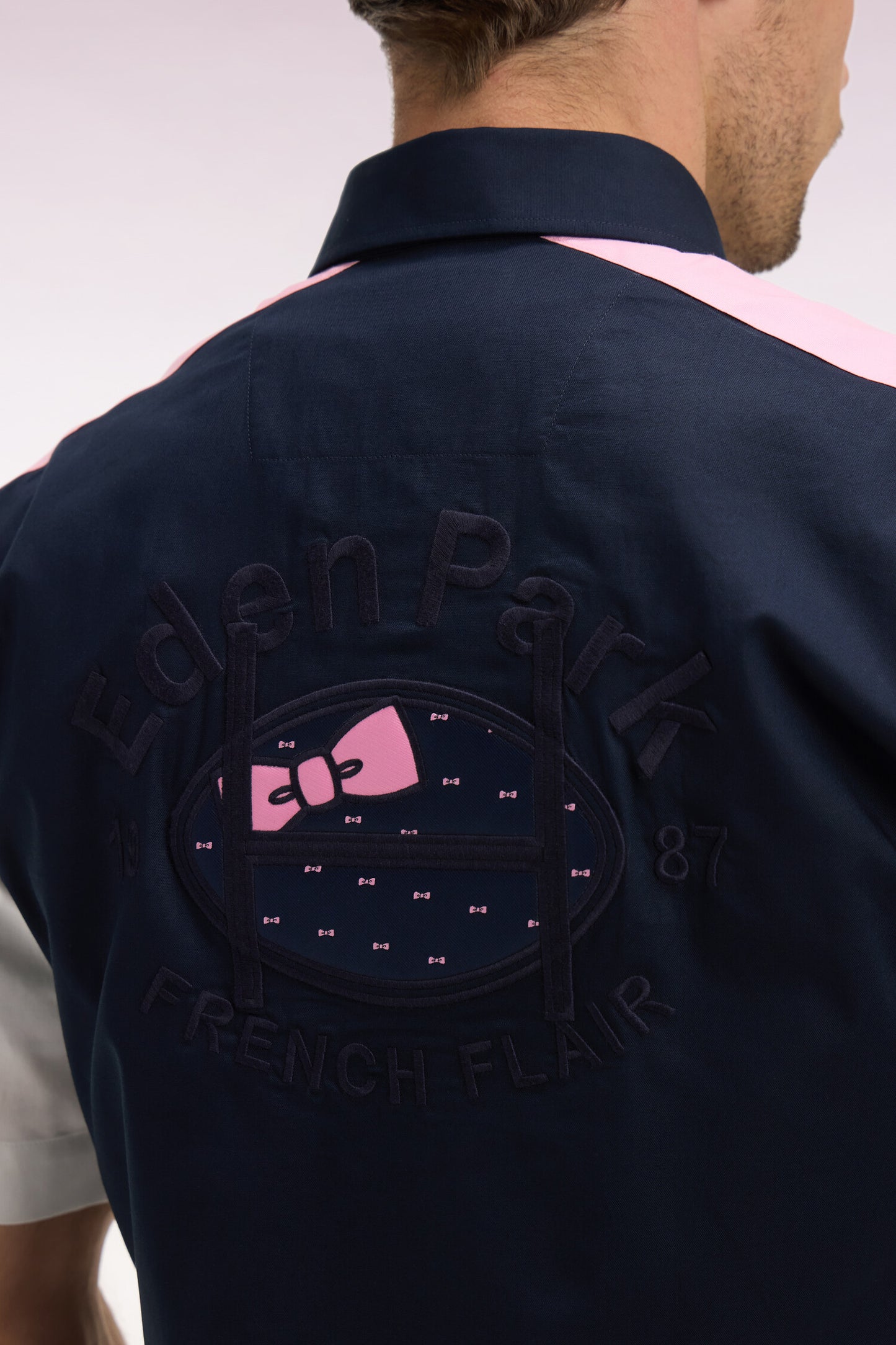 Chemise à manches courtes en coton blanc et marine broderie dos