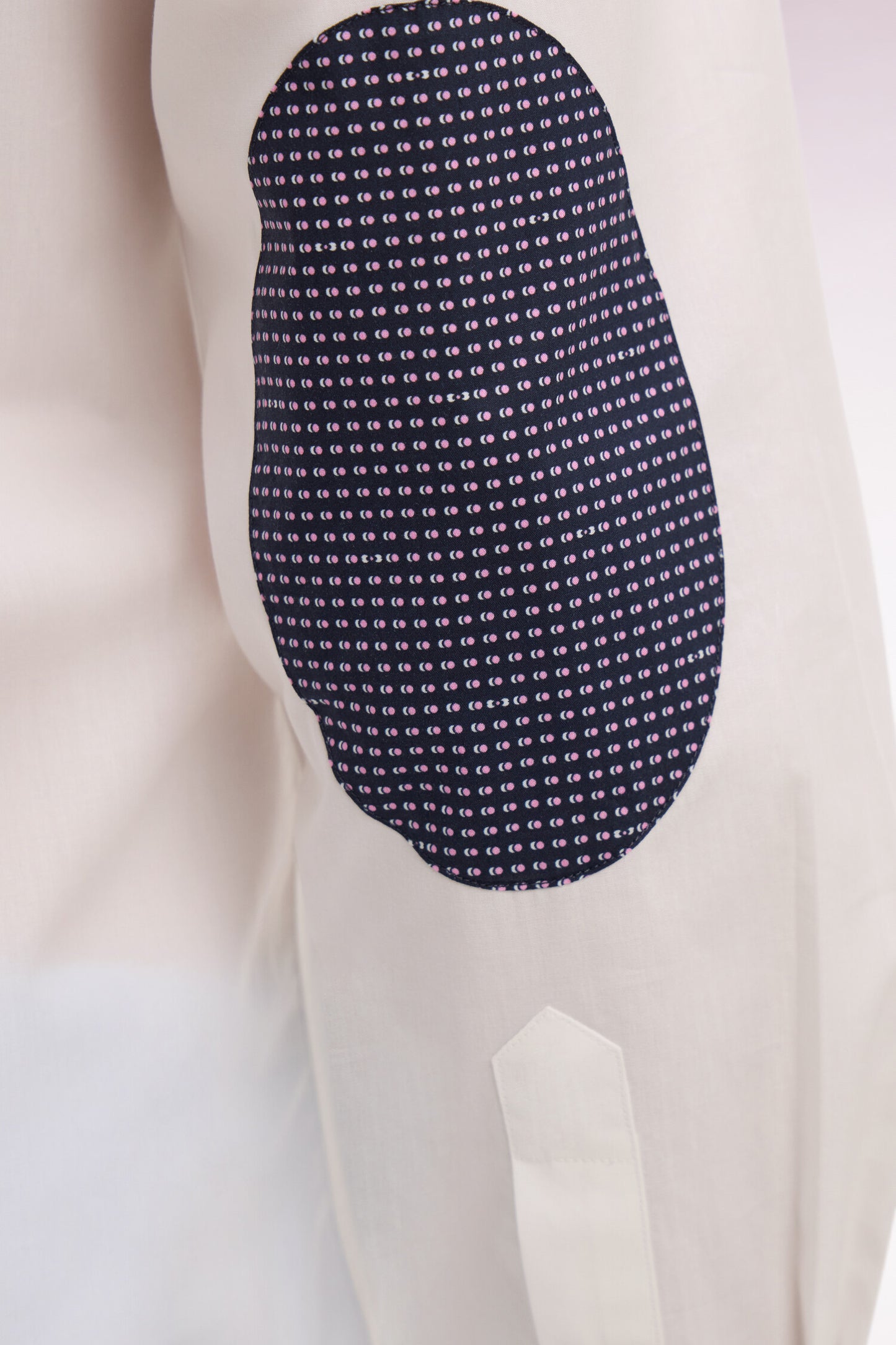 Chemise en coton blanc à coudières imprimées