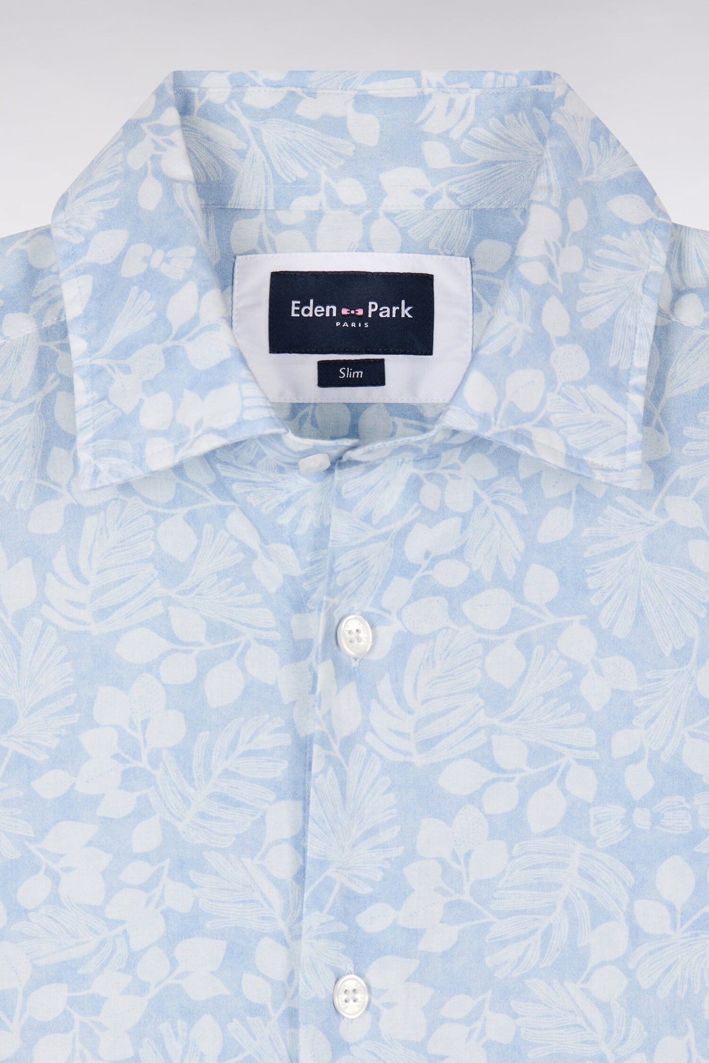 Chemise en popeline de coton bleu ciel à micromotifs végétal coupe slim