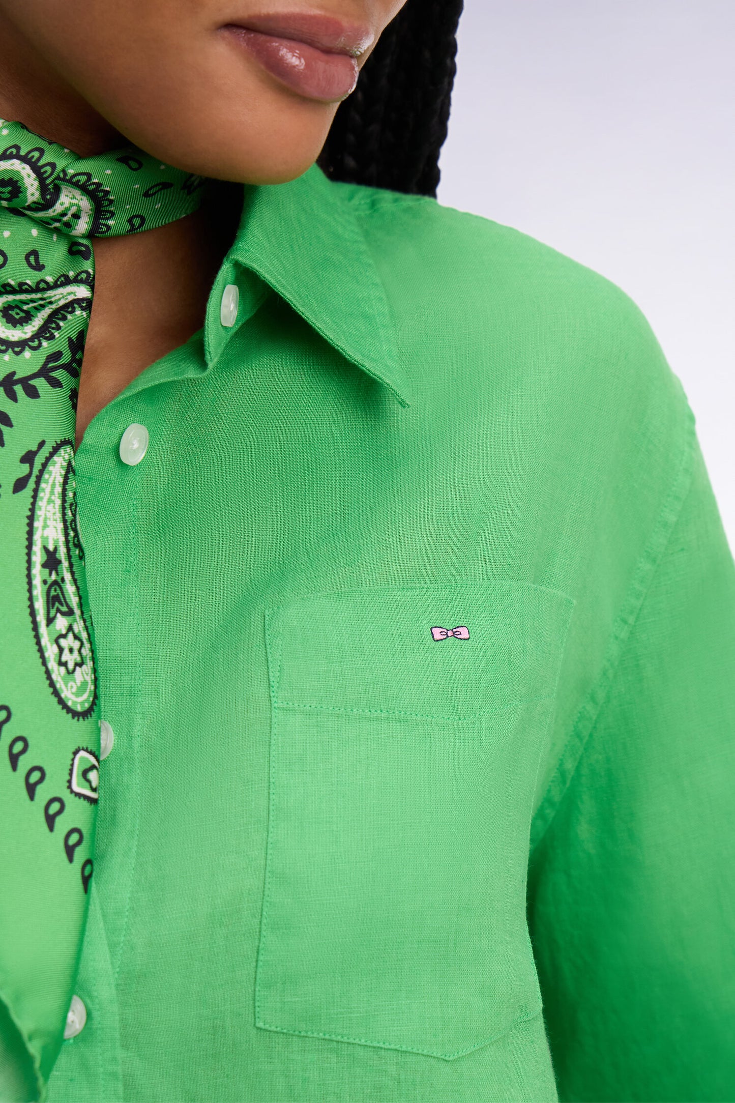 Chemise en lin verte à poches plaquées