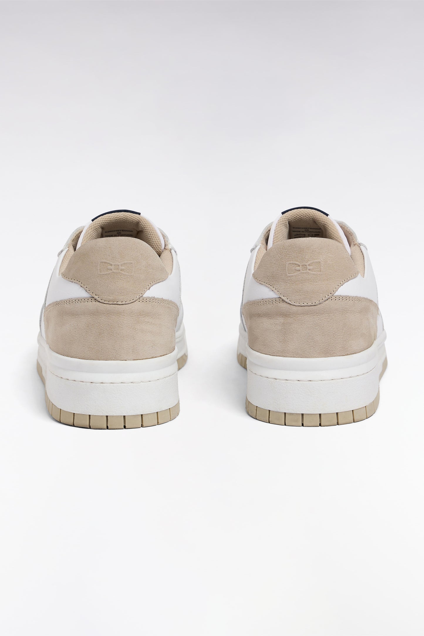 Sneakers bicolores en cuir lisse blanc et cuir suédé beige