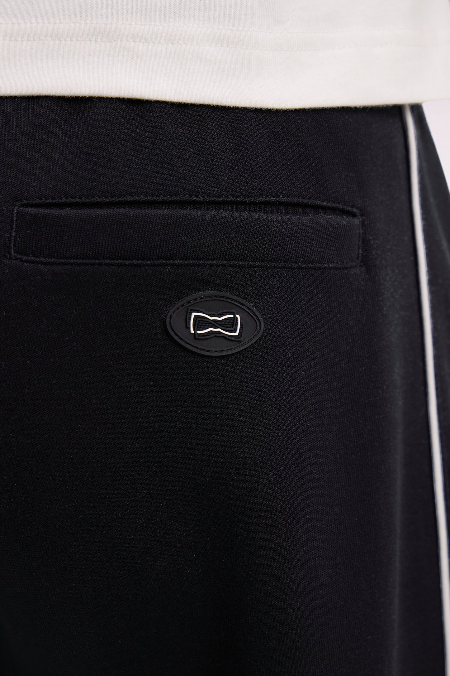 Jogging en interlock noir à découpes contrastées coupe regular