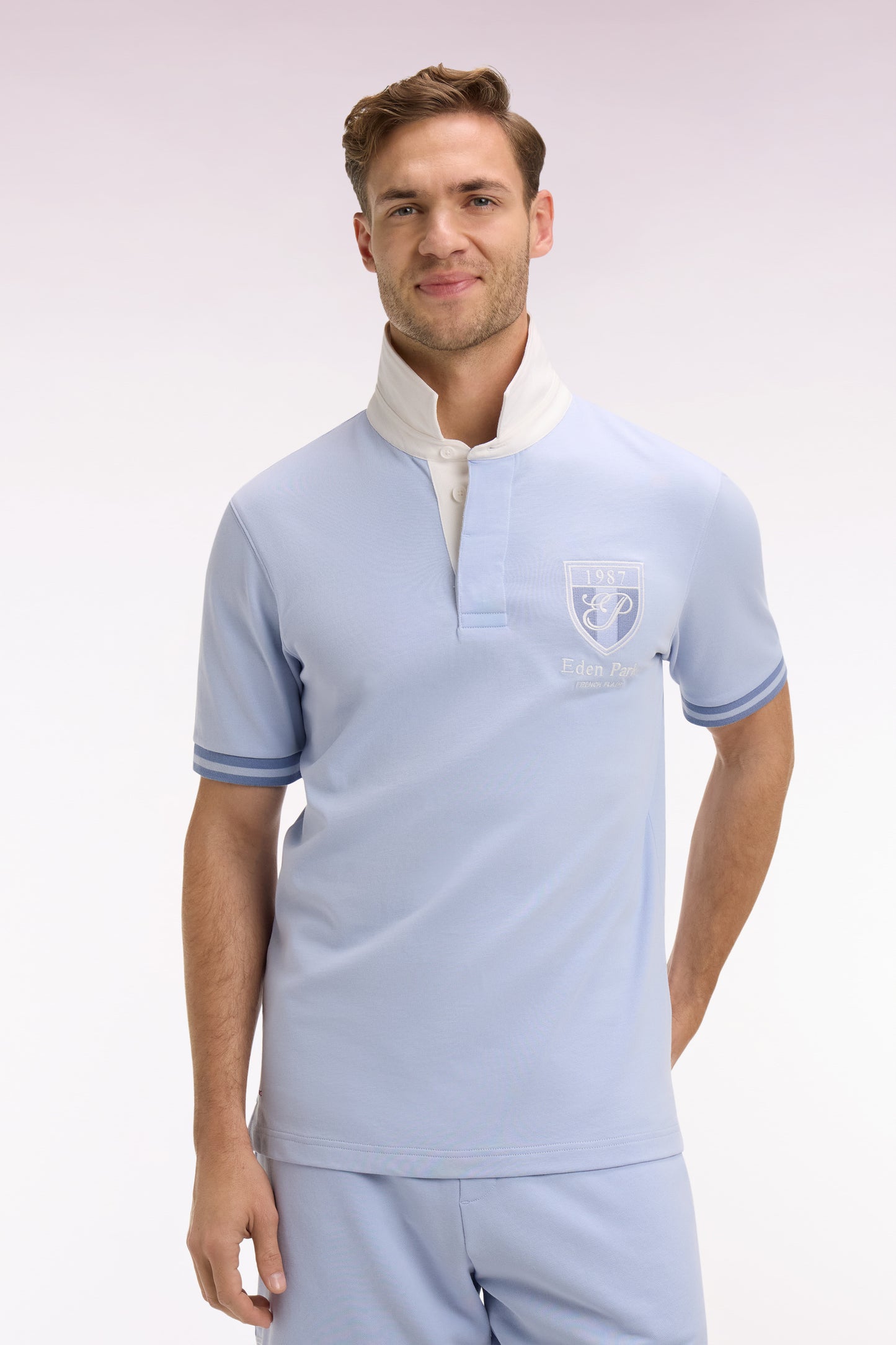 Short-sleeved jersey in sky cotton jersey with embroidered crest, regular fit