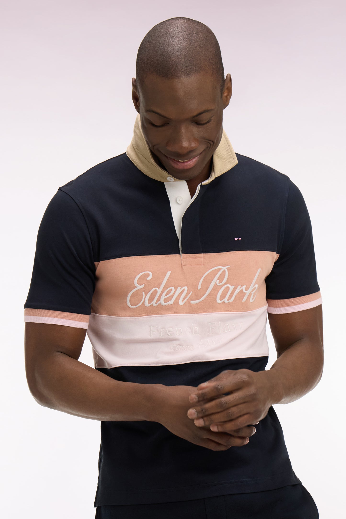 Regular fit navy short-sleeved jersey with pastel cutouts and embroidery