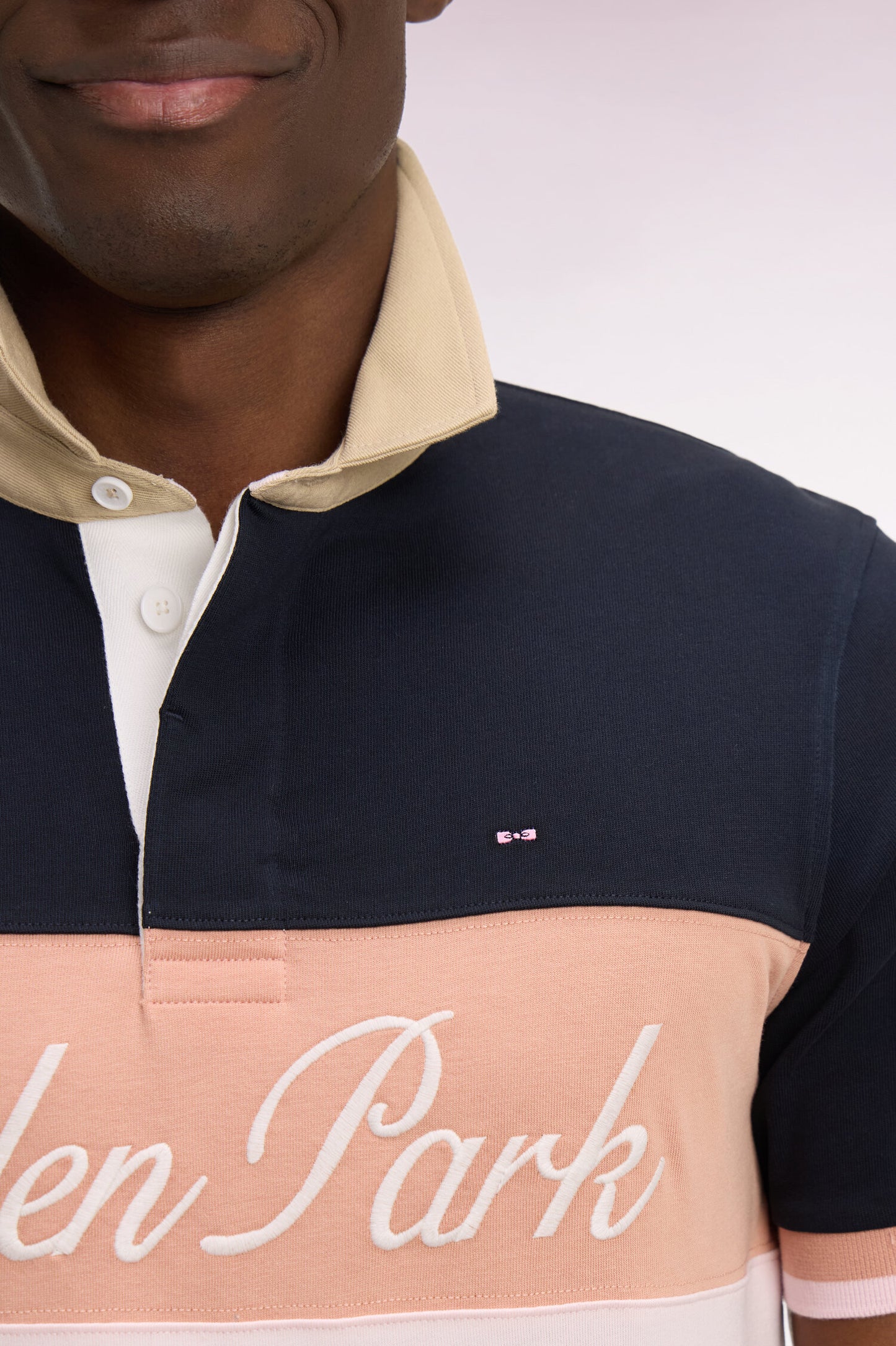 Regular fit navy short-sleeved jersey with pastel cutouts and embroidery