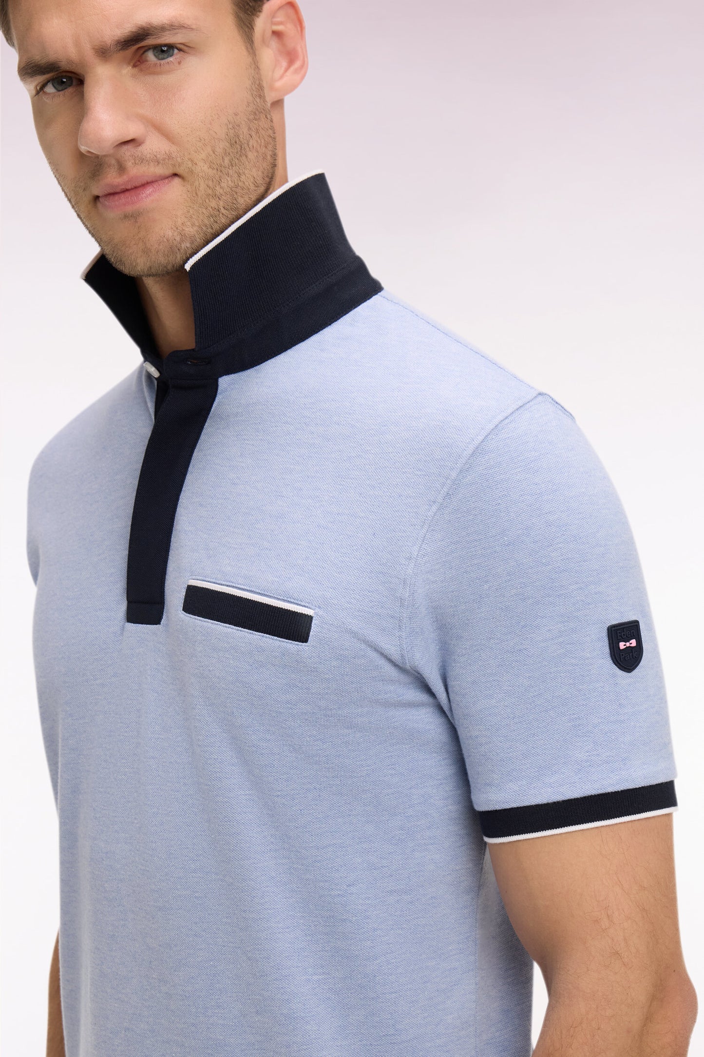 Polo manches courtes en piqué coton stretch ciel coupe slim