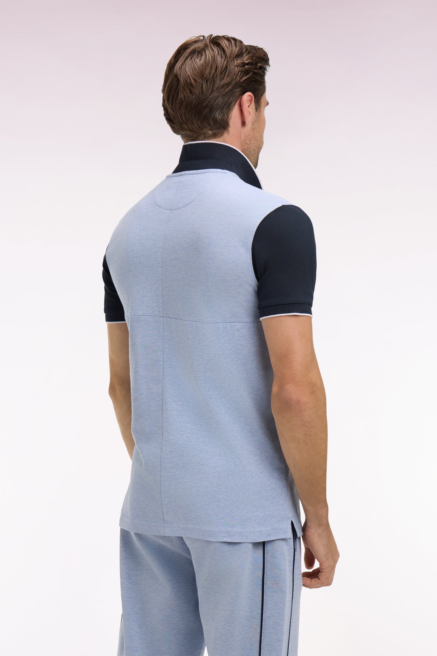 Polo manches courtes bicolore en coton bleu ciel à découpes coupe regular