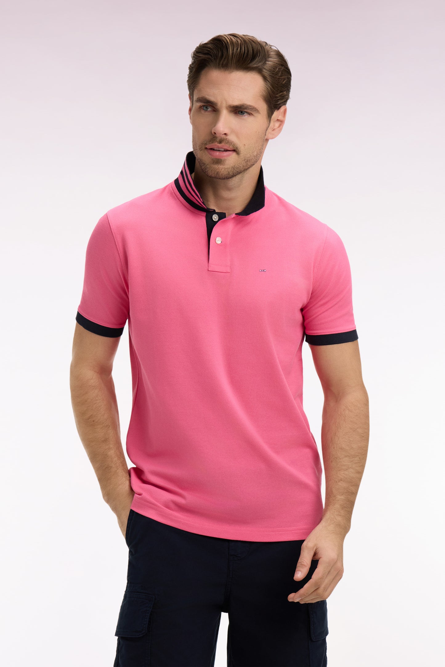 Polo manches courtes en piqué coton rose dessous de col rayé coupe slim