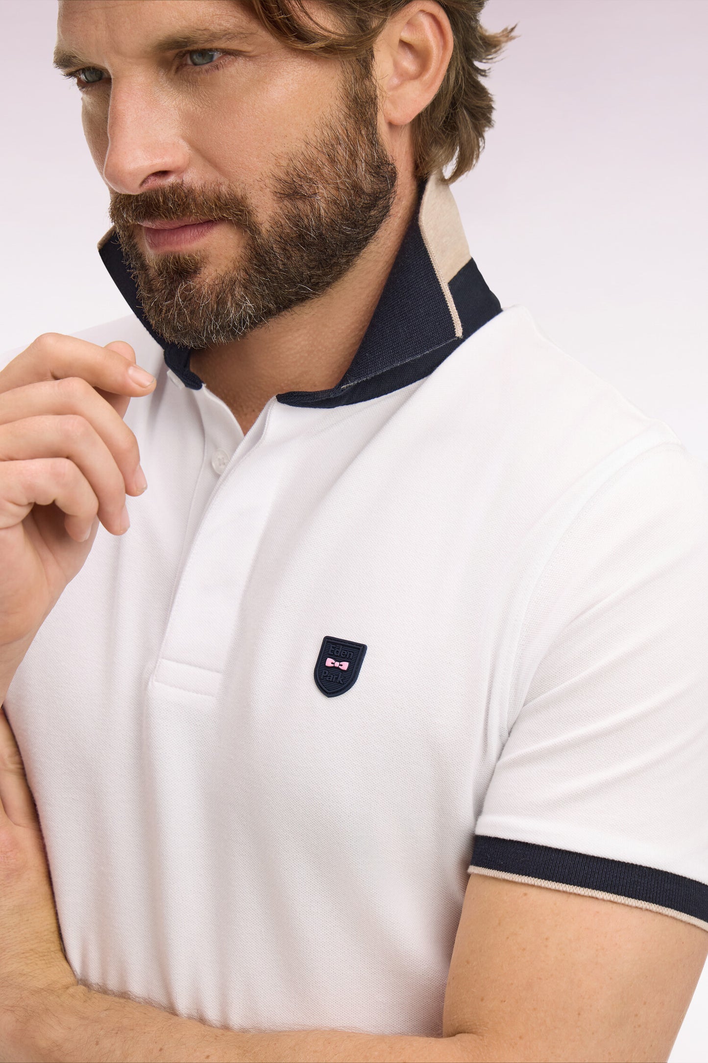 Polo manches courtes en coton blanc et découpes marine coupe slim