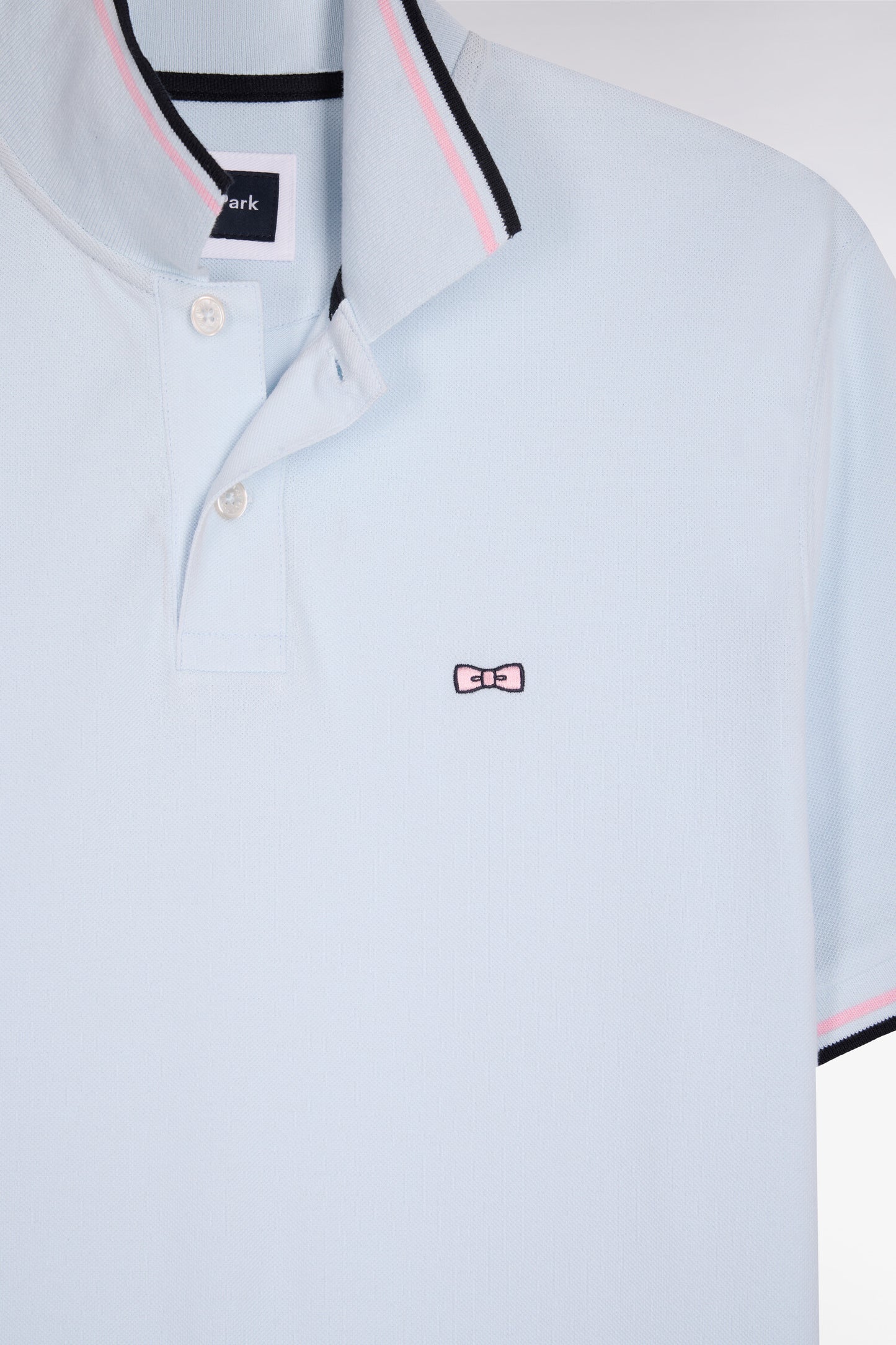 Polo manches courtes en coton ciel détails rayés coupe regular