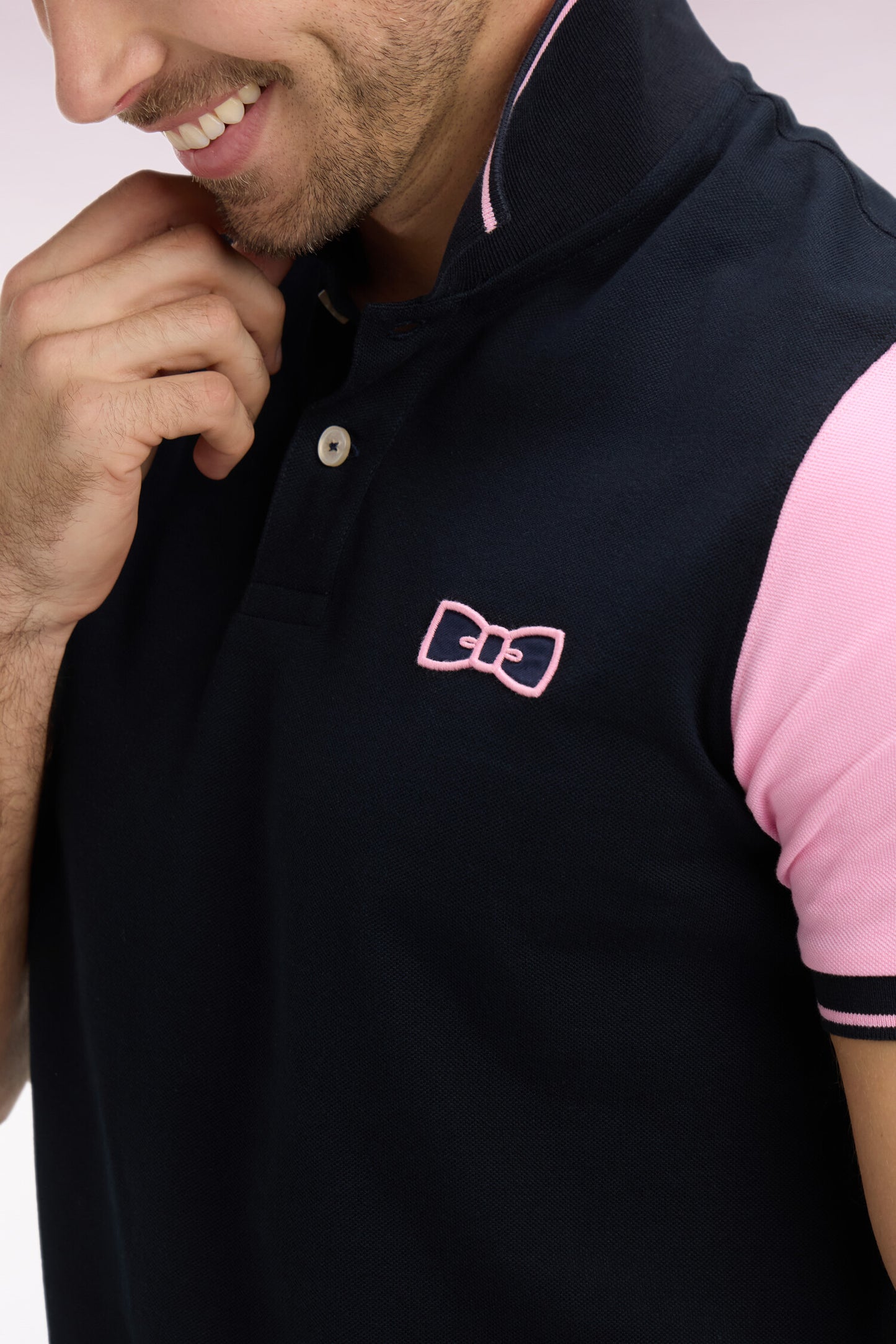 Polo à manches courtes en coton marine à broderie patchée coupe regular