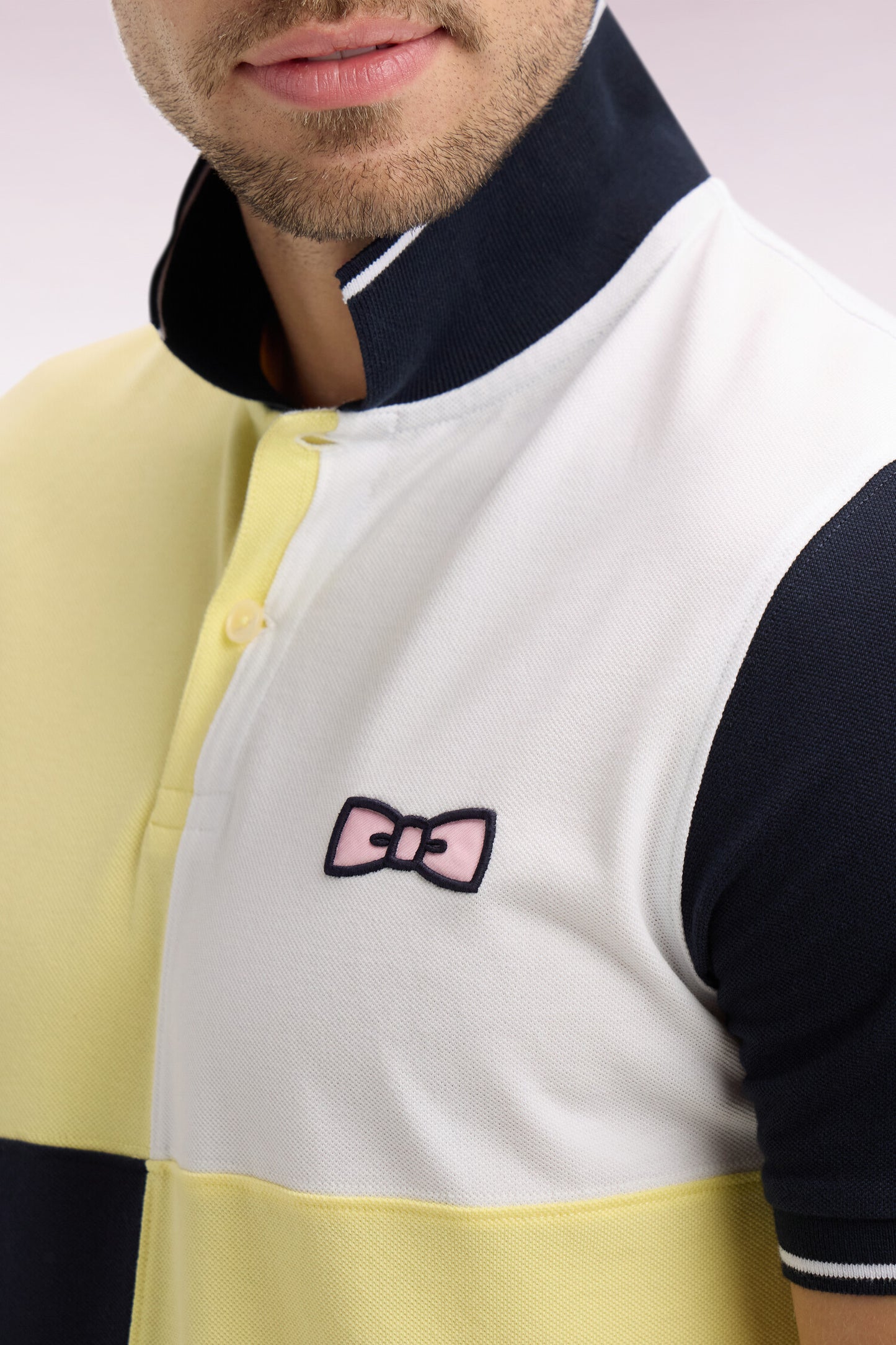 Polo à manches courtes en coton jaune clair à cadrans coupe regular